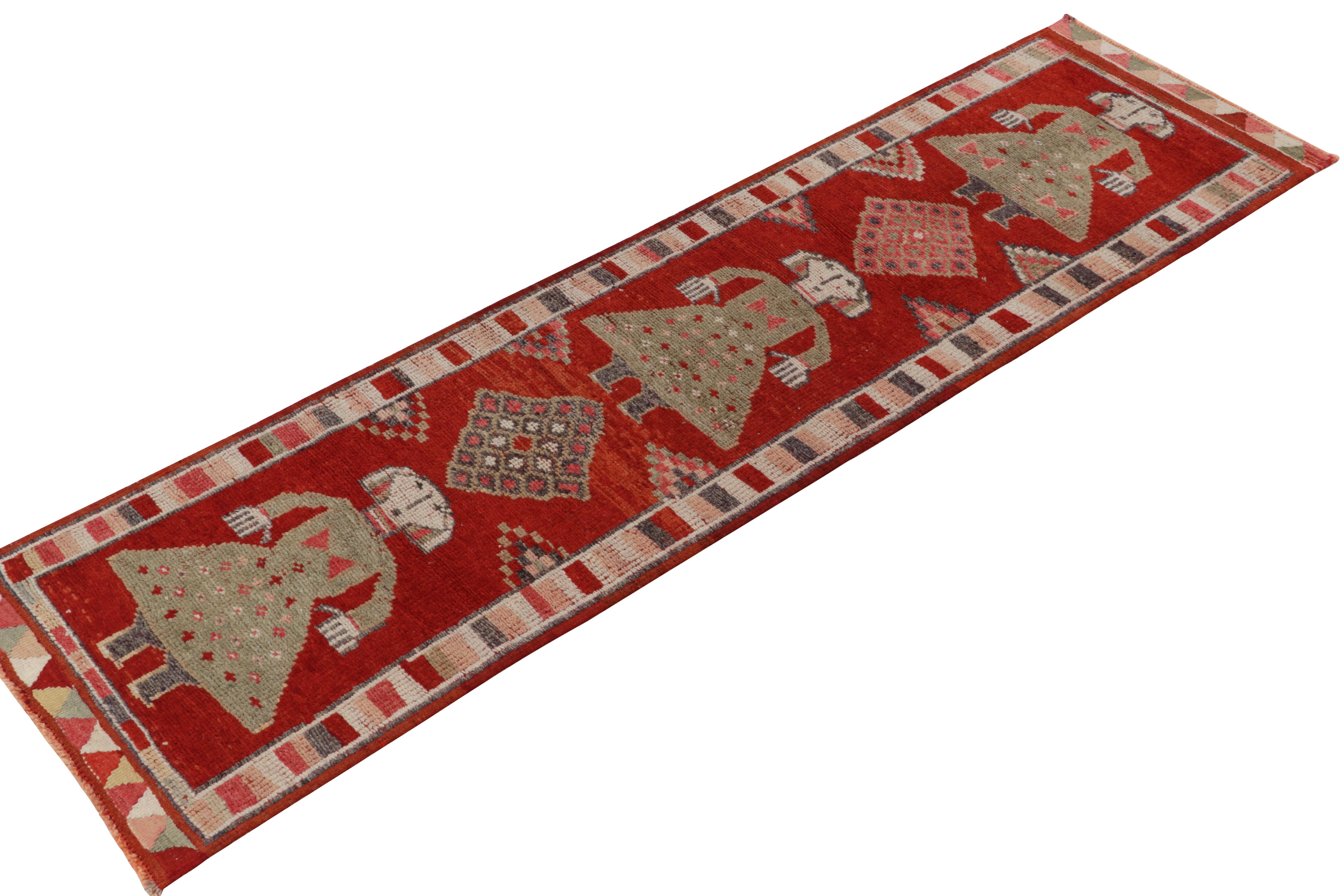 Tribale Runner tribale vintage degli anni '50 in rosso, verde e con figure pittoriche di Rug & Kilim in vendita