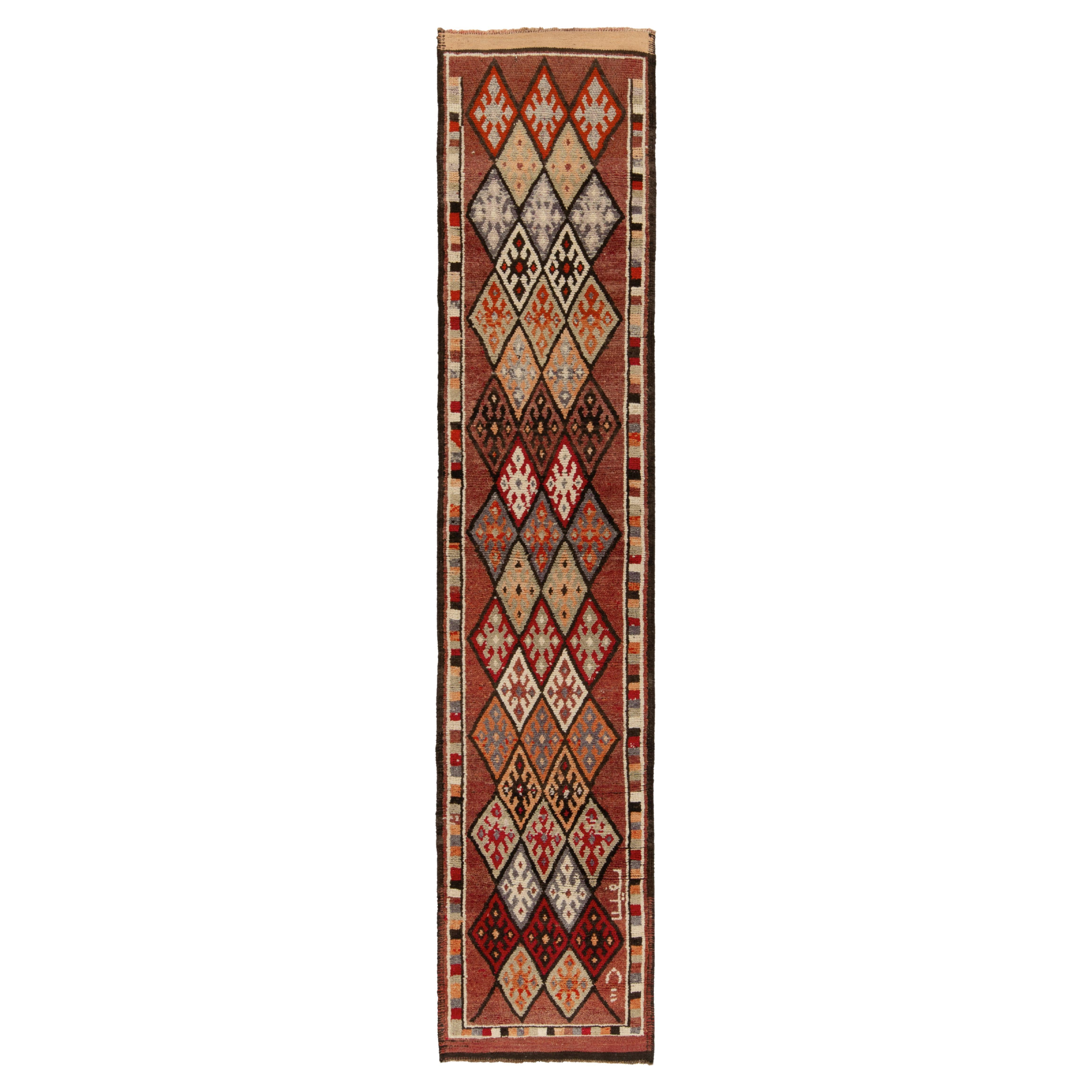 Alfombra Tribal Vintage de los años 50 en rojo, negro y motivos geométricos by Rug & Kilim