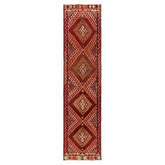 Tapis de couloir tribal vintage des années 1950 à motif géométrique rouge orange marron par Rug & Kilim