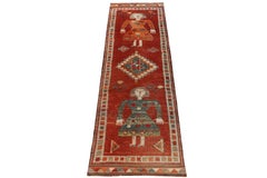 Tapis de couloir tribal vintage rouge et orange des années 1950 avec figures picturales de Rug & Kilim