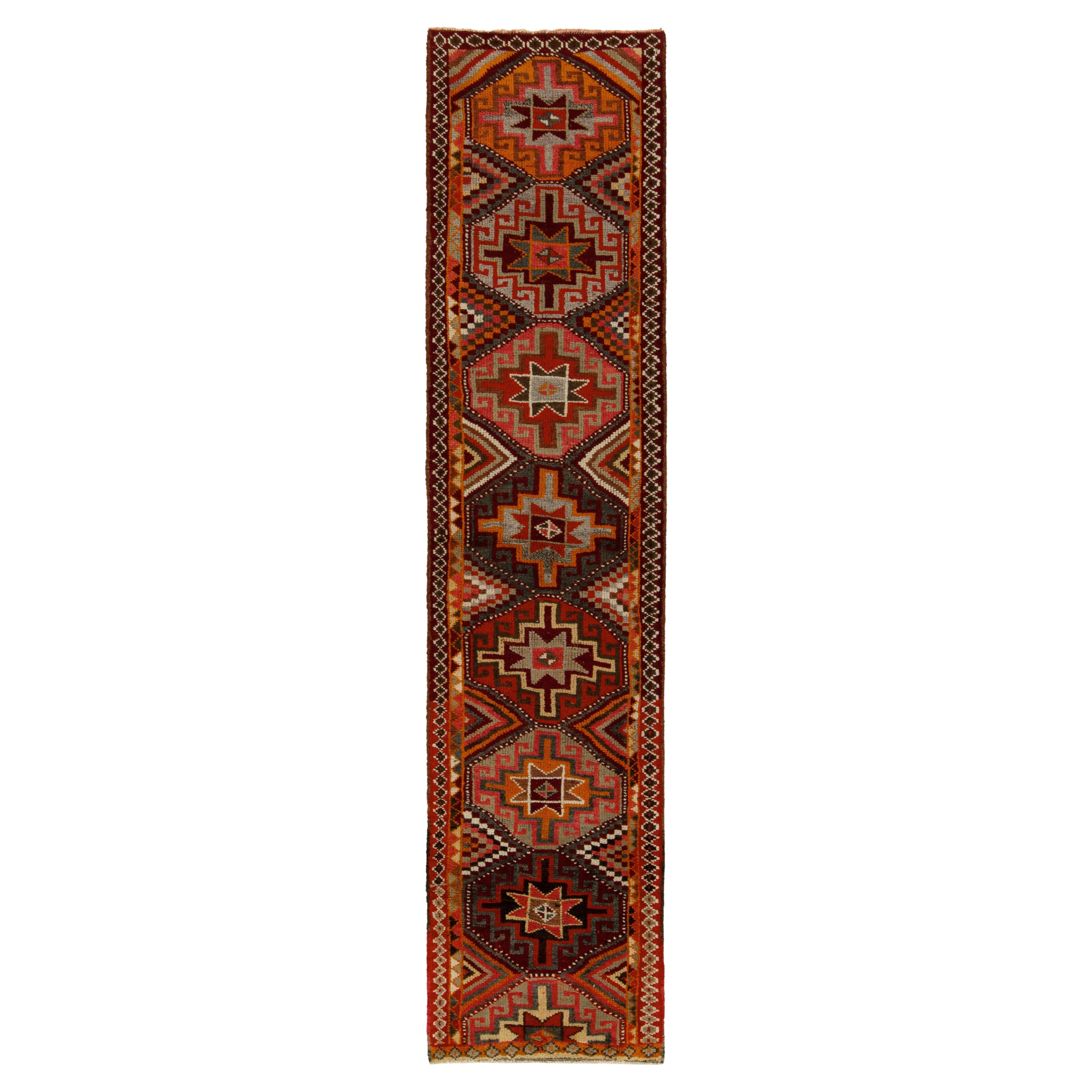 1950er Jahre Vintage Stammes-Läufer in Rot, Orange mit geometrischen Mustern von Teppich 
Kelim