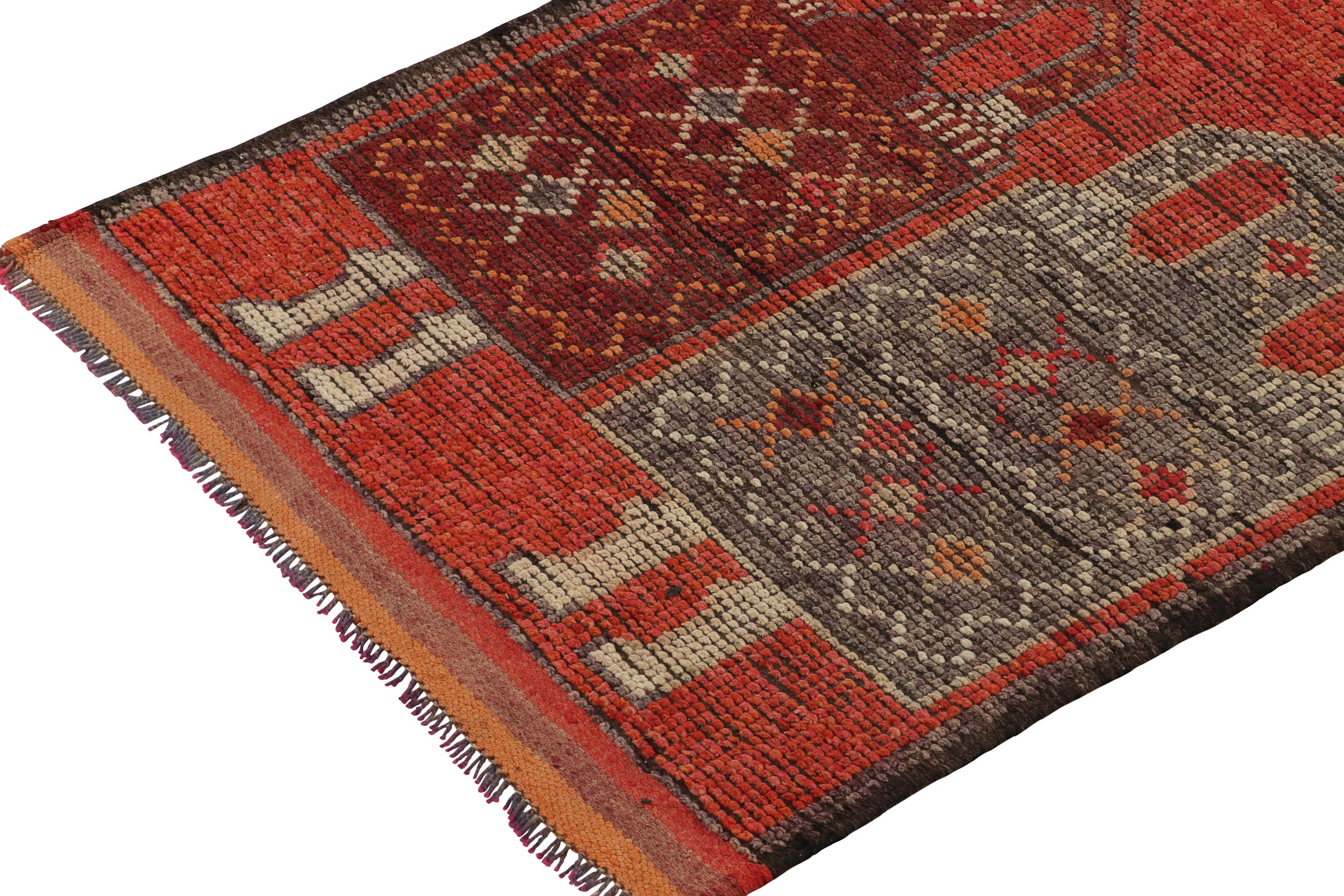 1950er Jahre Vintage Stammeskunst-Läufer in Rot und mehrfarbigem Bildmuster von Teppich & Kelim (Handgeknüpft) im Angebot