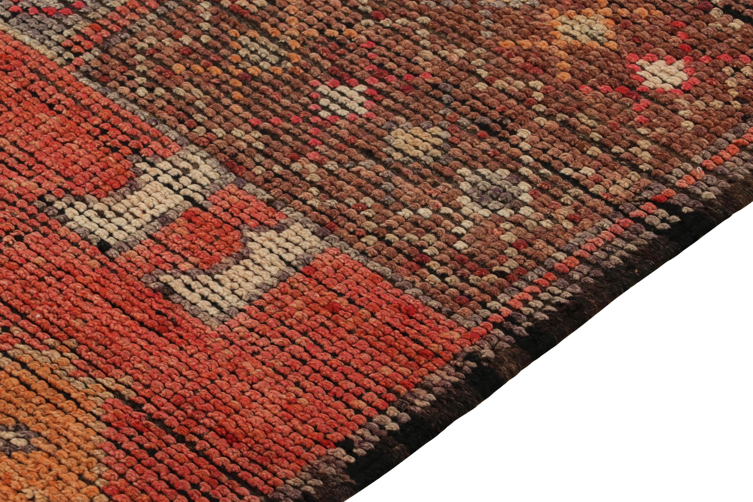 1950er Jahre Vintage Stammeskunst-Läufer in Rot und mehrfarbigem Bildmuster von Teppich & Kelim im Zustand „Gut“ im Angebot in Long Island City, NY