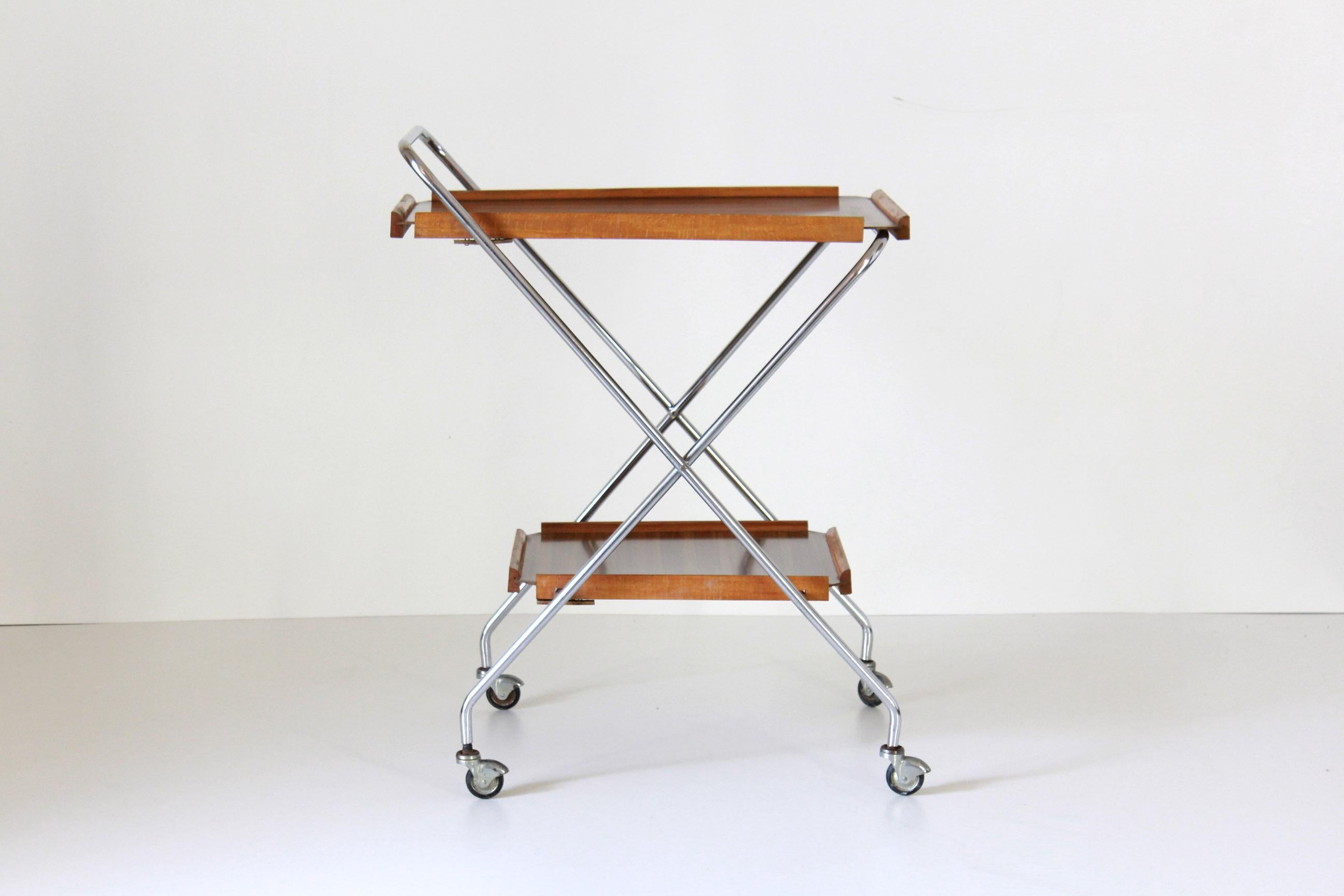 1950s bakelite and solid wood trolley bar. Iron structure. In really good conditions. 

Can be easily closed to storage (and also easy and safe to deliver).