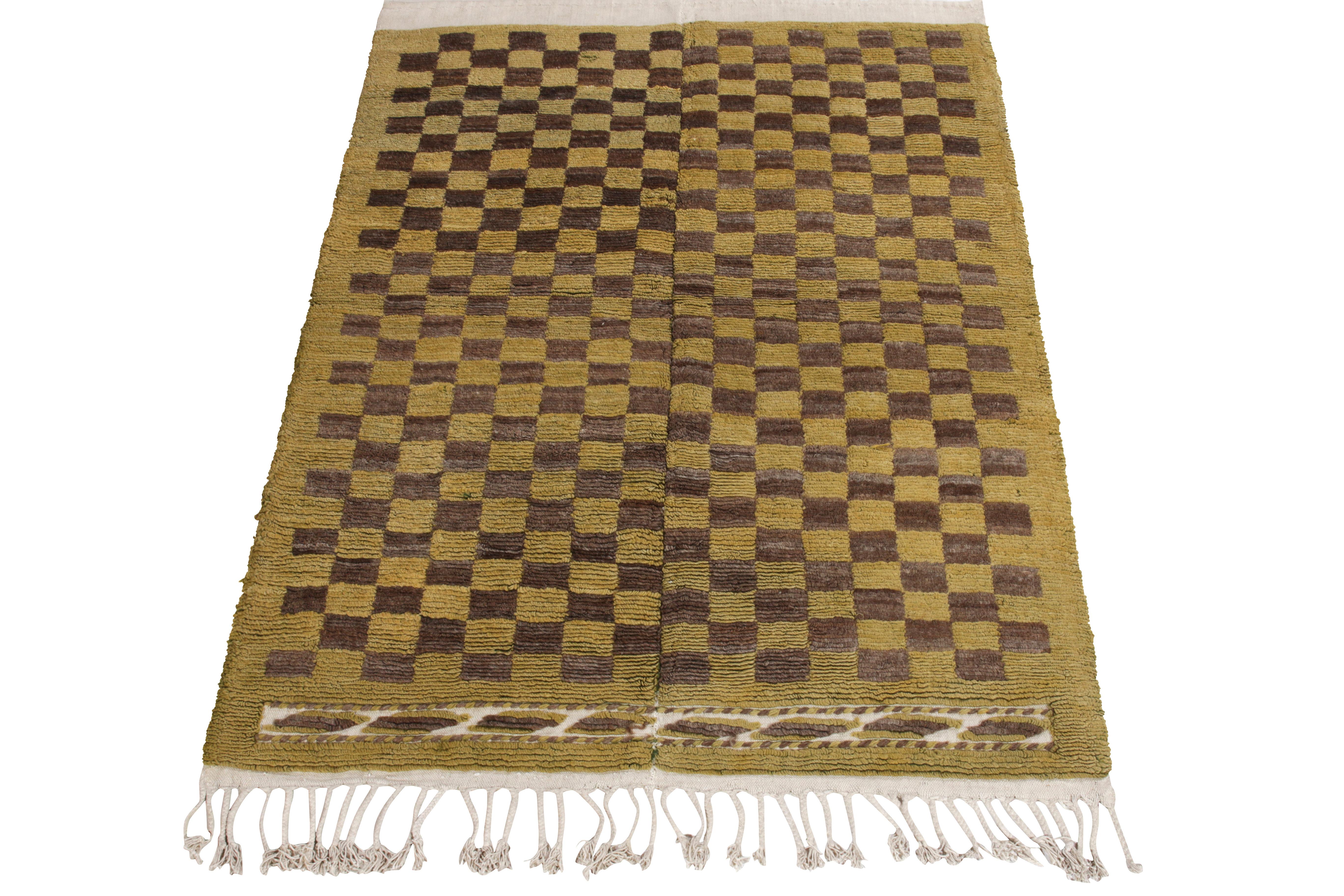 Annodato a mano in lana, un tappeto Tulu vintage 4x6 originario della Turchia del 1950-1960 circa, che ora fa parte della collezione Antique & Vintage di Rug & Kilim. 

Il design: Il sano vello ad anello presenta un motivo a scacchi ben definito