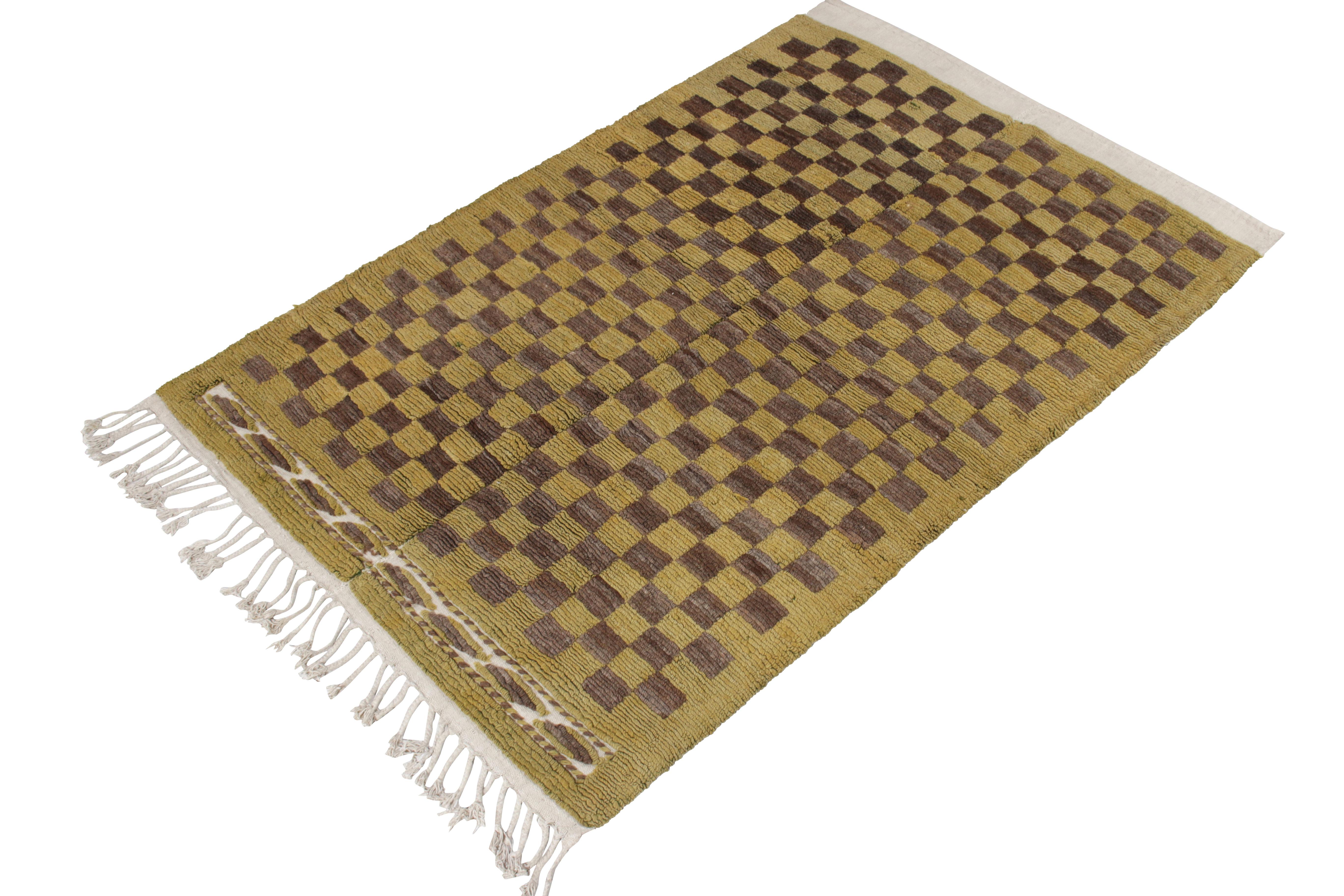 Tribale Tappeto Tulu vintage del 1950 con motivo geometrico oro, marrone e bianco di Rug & Kilim in vendita