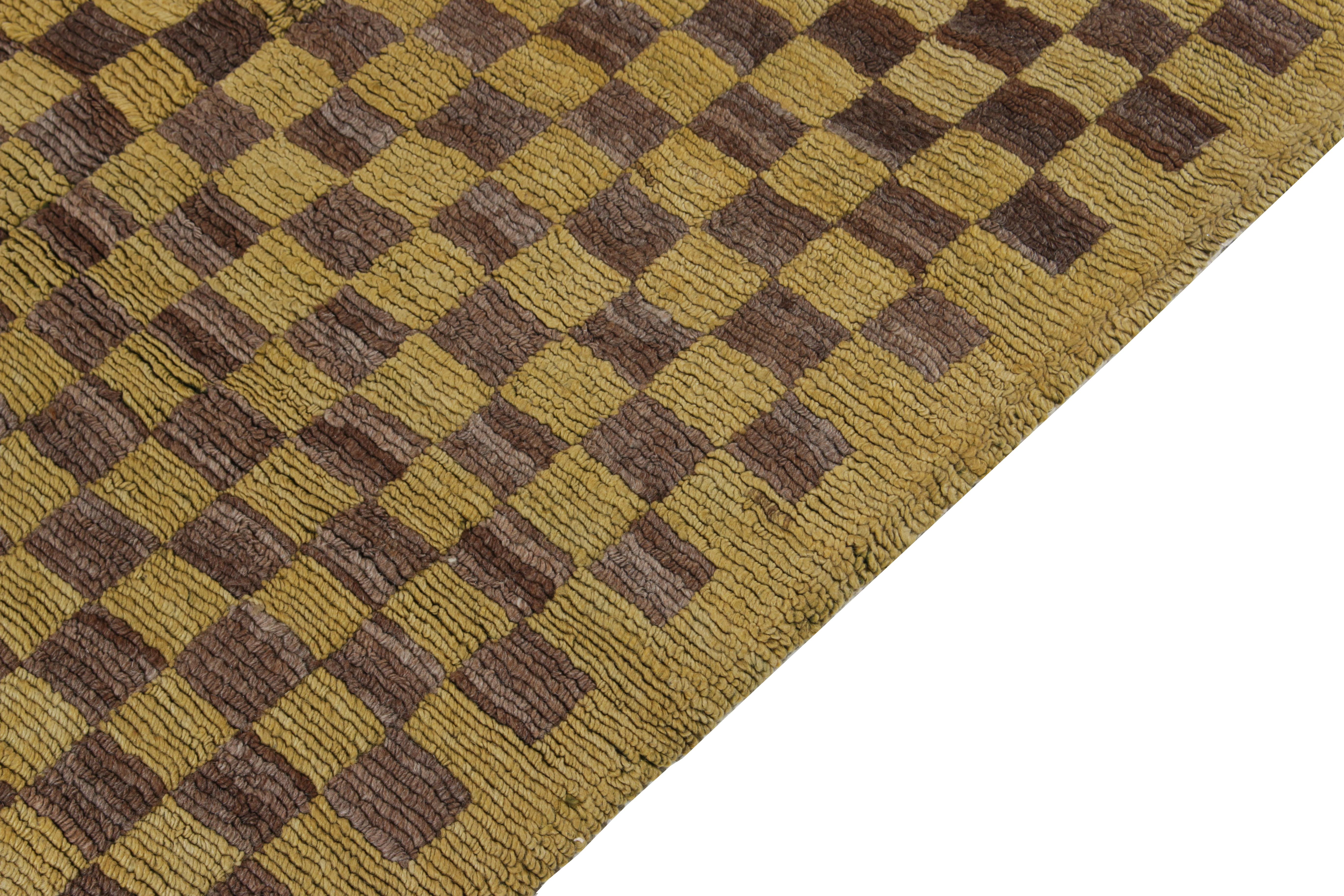 Turco Tappeto Tulu vintage del 1950 con motivo geometrico oro, marrone e bianco di Rug & Kilim in vendita