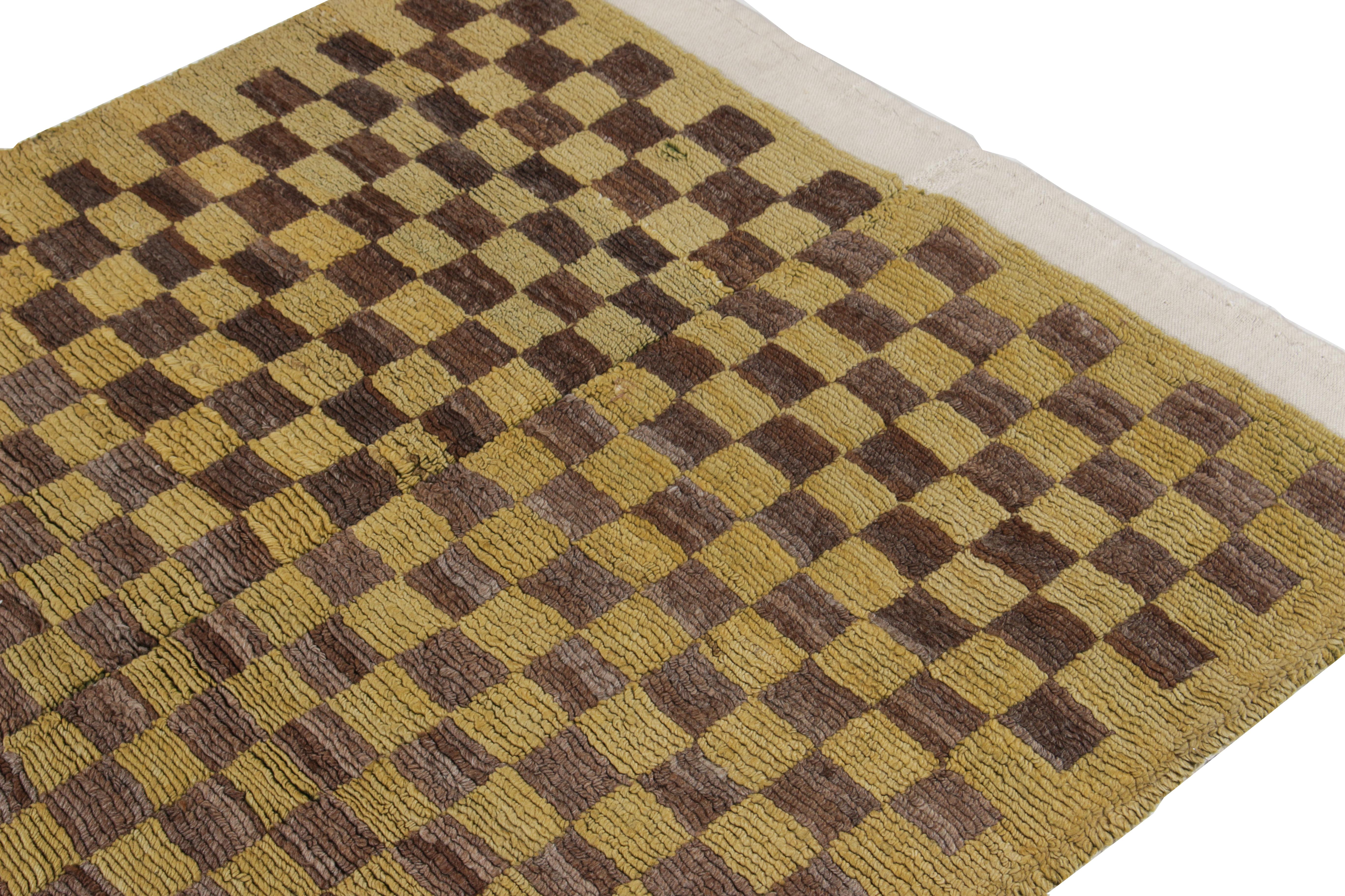 Annodato a mano Tappeto Tulu vintage del 1950 con motivo geometrico oro, marrone e bianco di Rug & Kilim in vendita