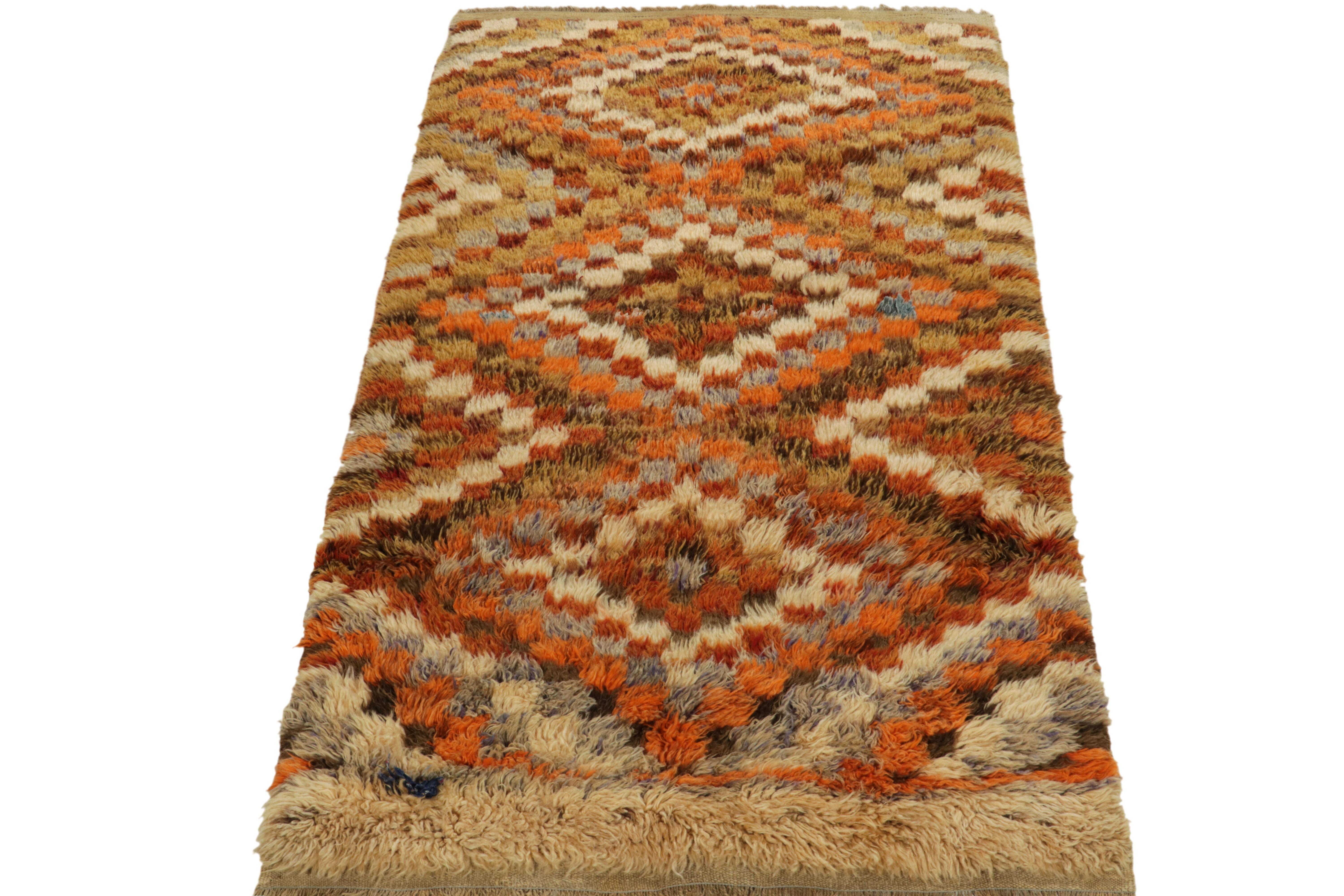 Noué à la main en laine, un tapis vintage Tulu 4x7 originaire de Turquie vers 1950-1960, rejoignant la collection Antique & Vintage de Rug & Kilim. Les poils sains en shag offrent un spectacle visuel avec un motif géométrique tribal en orange,