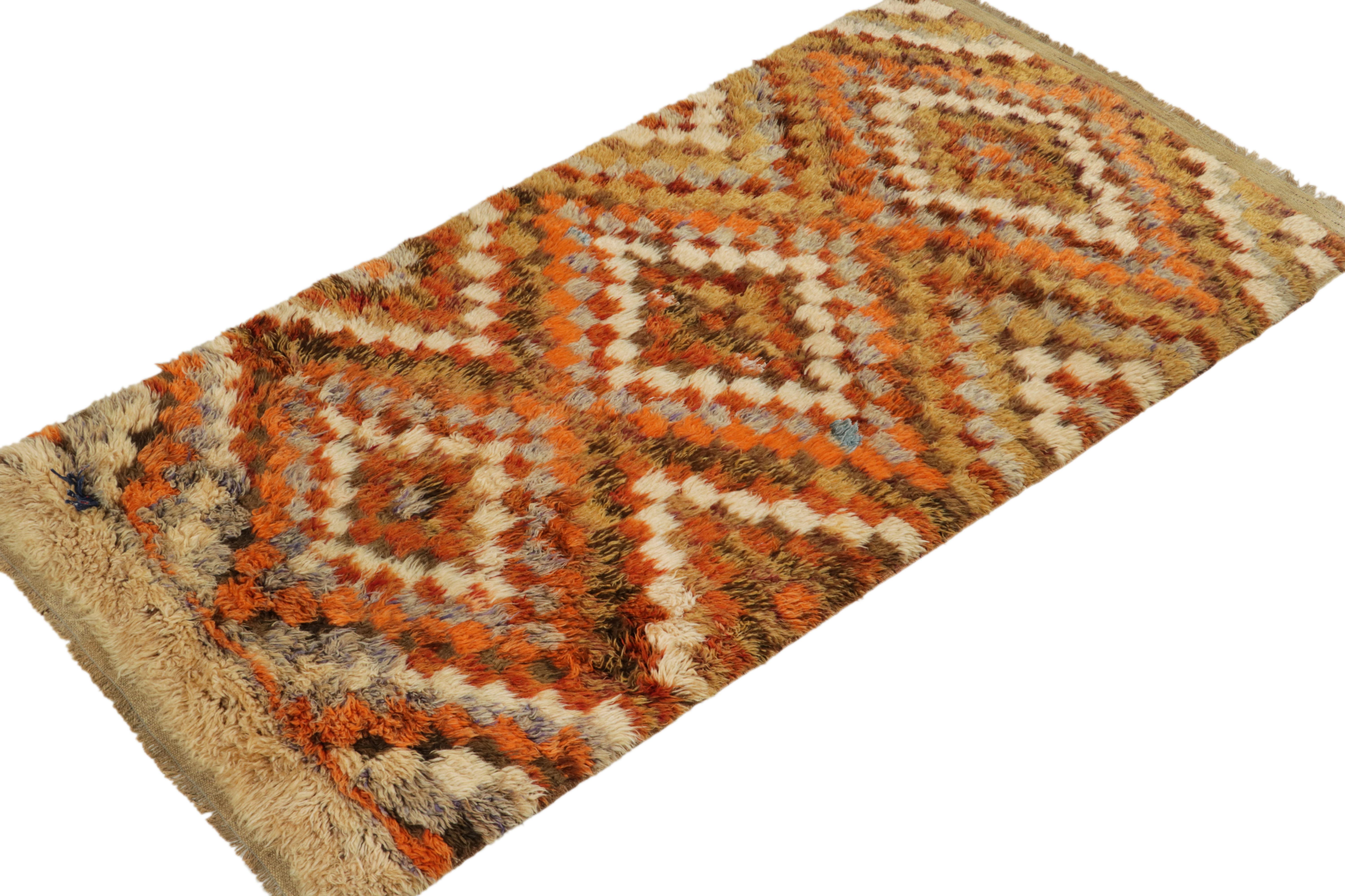 Tribal Tapis Tulu vintage des années 1950 à motif géométrique orange, beige et marron par Rug & Kilim en vente