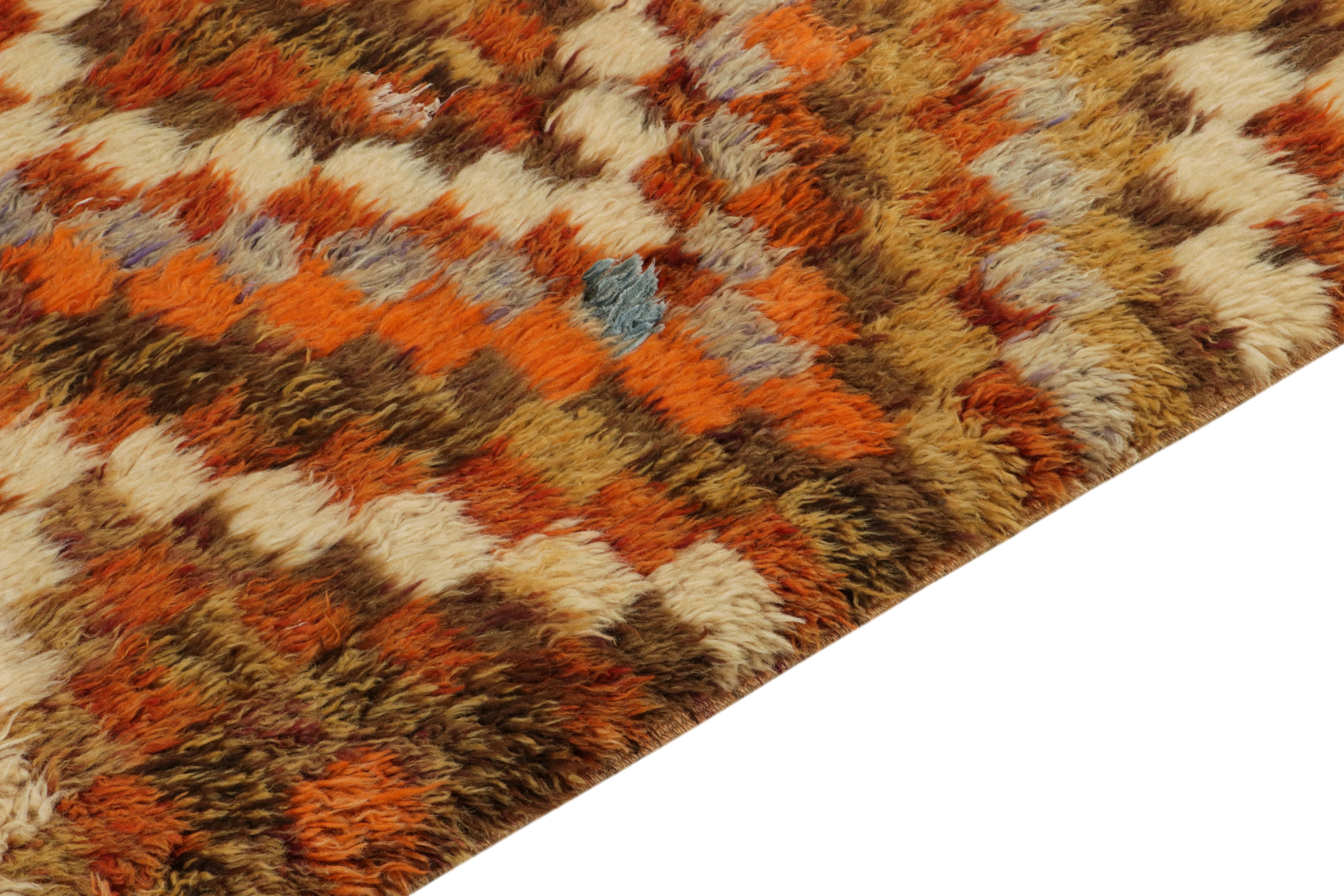 Noué à la main Tapis Tulu vintage des années 1950 à motif géométrique orange, beige et marron par Rug & Kilim en vente