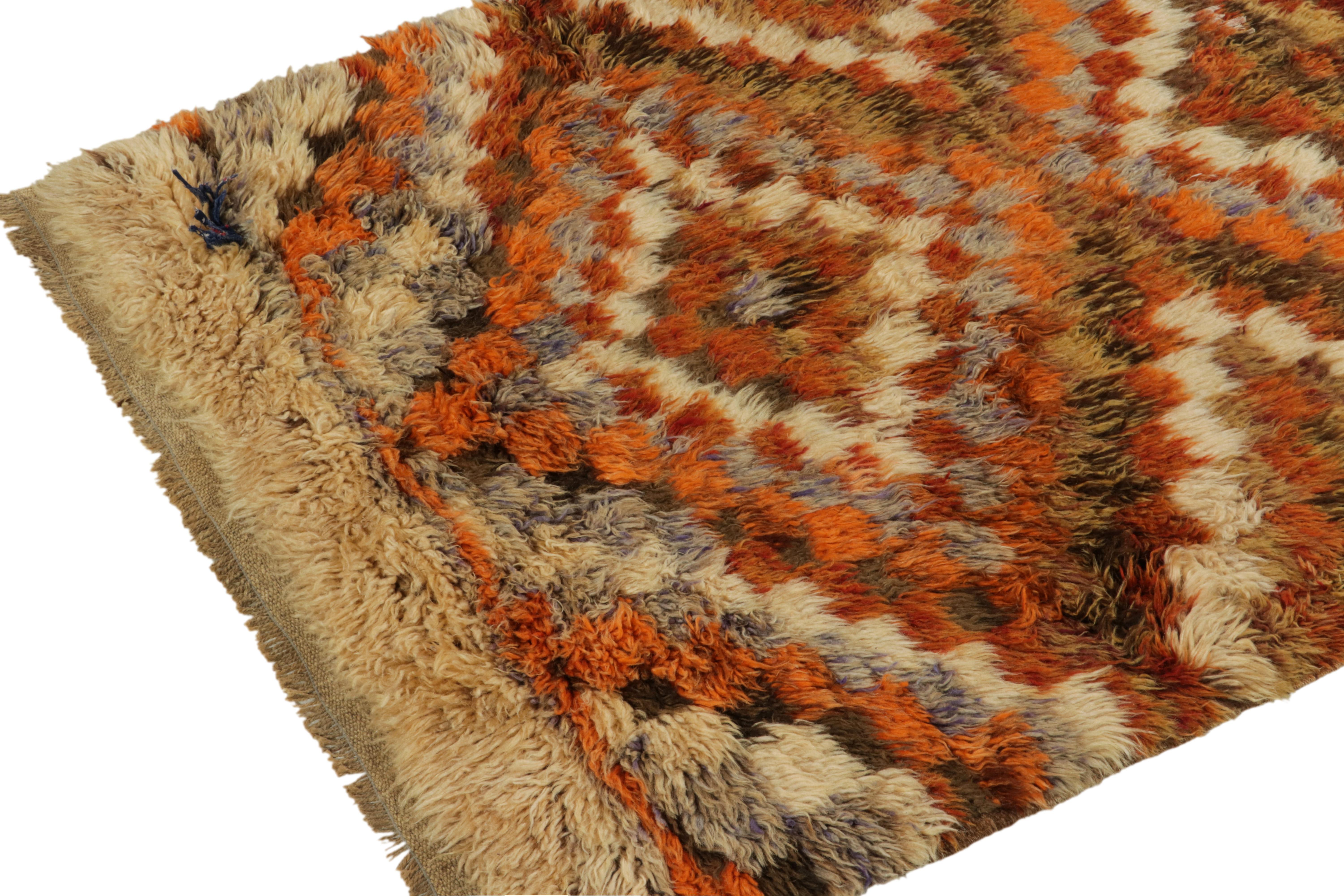 Tapis Tulu vintage des années 1950 à motif géométrique orange, beige et marron par Rug & Kilim Bon état - En vente à Long Island City, NY
