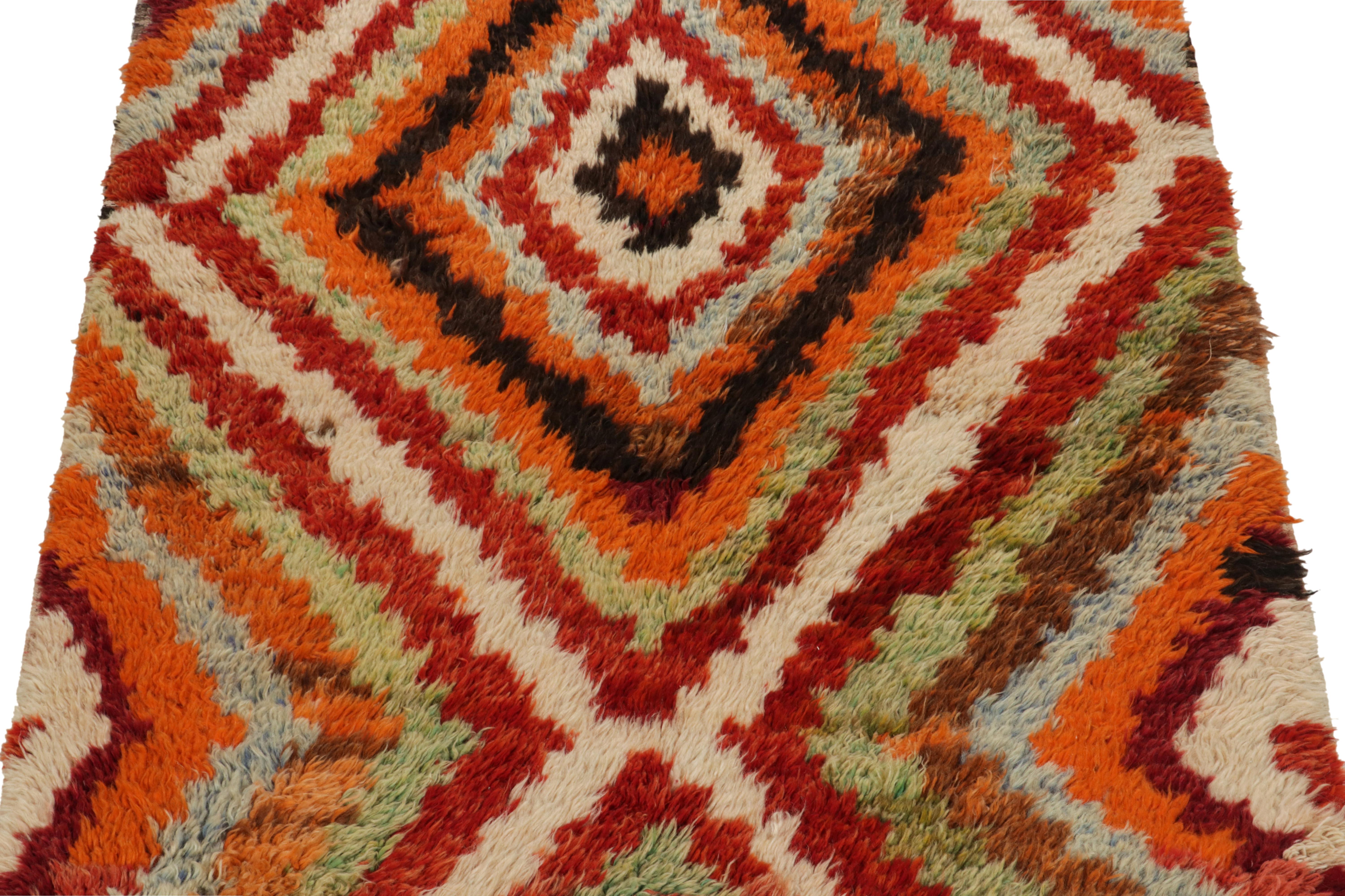 Alfombra Tulu Vintage de los años 50 con motivos geométricos en naranja, rojo y verde by Rug & Kilim Turco en venta