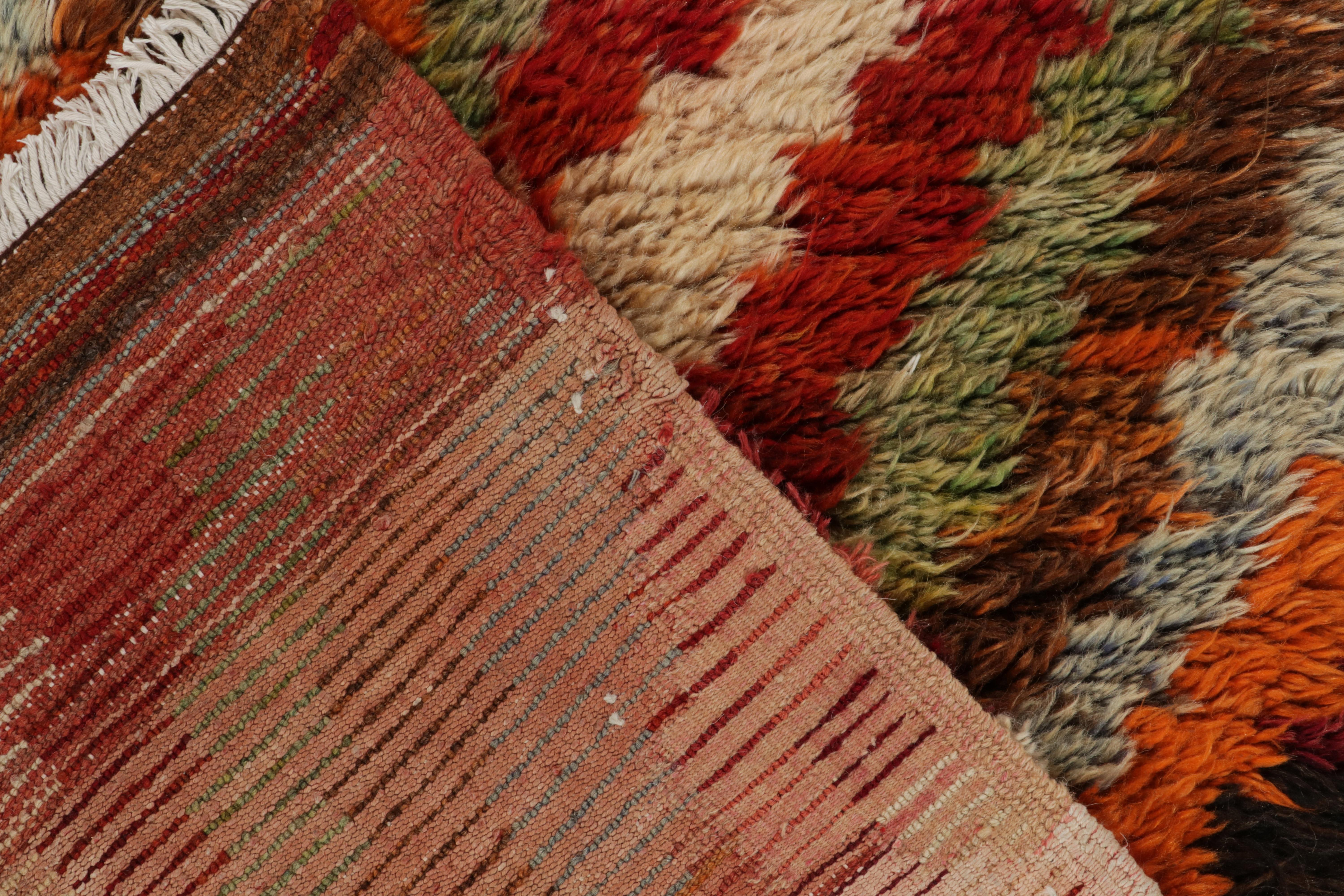 Alfombra Tulu Vintage de los años 50 con motivos geométricos en naranja, rojo y verde by Rug & Kilim en Bueno estado para la venta en Long Island City, NY