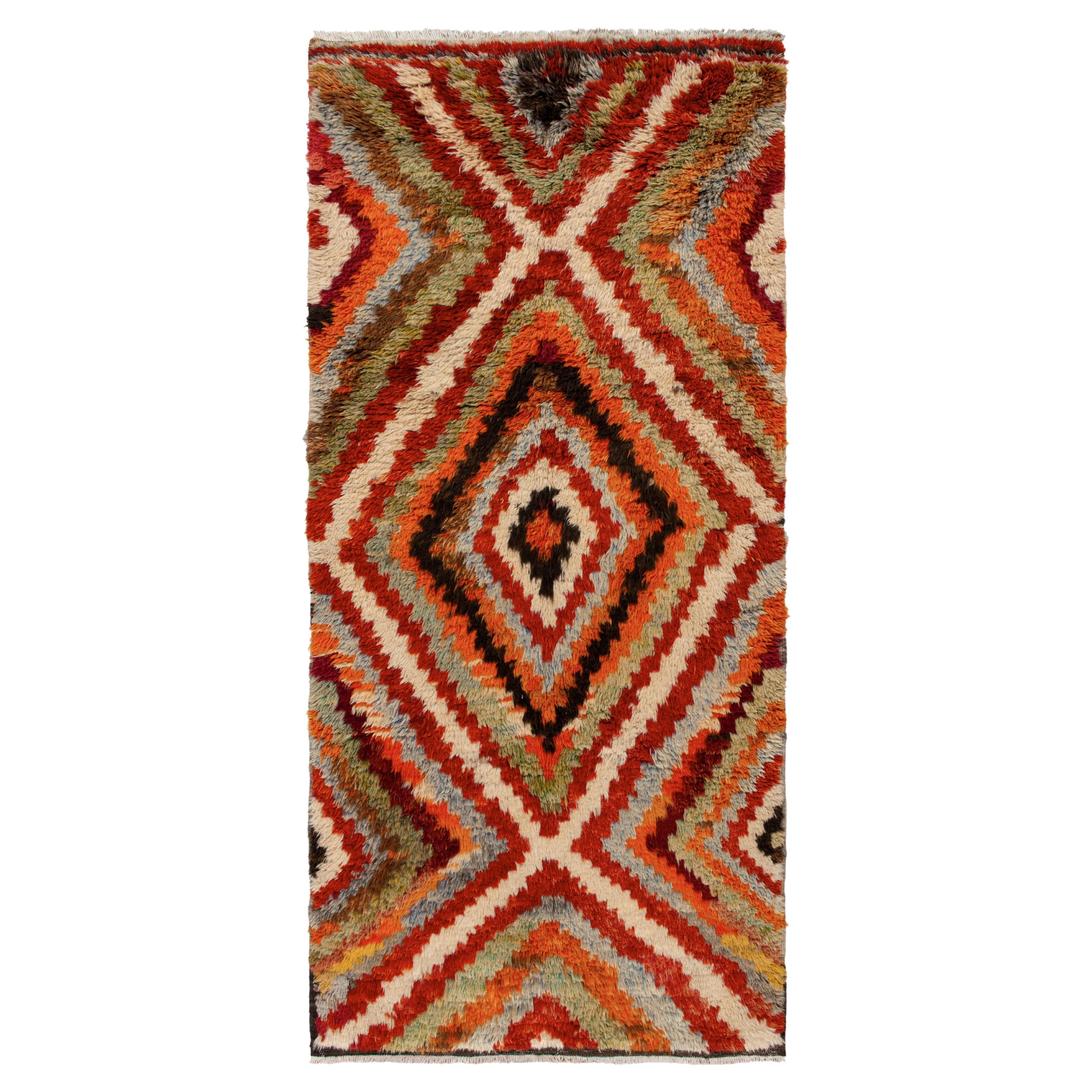 1950er Jahre Vintage Tulu Teppich in Orange, Rot, Grün mit geometrischem Muster von Teppich & Kelim