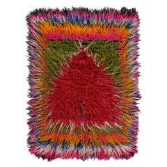 1950er Jahre Vintage Tulu-Teppich in Rot mit mehrfarbigem geometrischem Muster von Teppich & Kelim