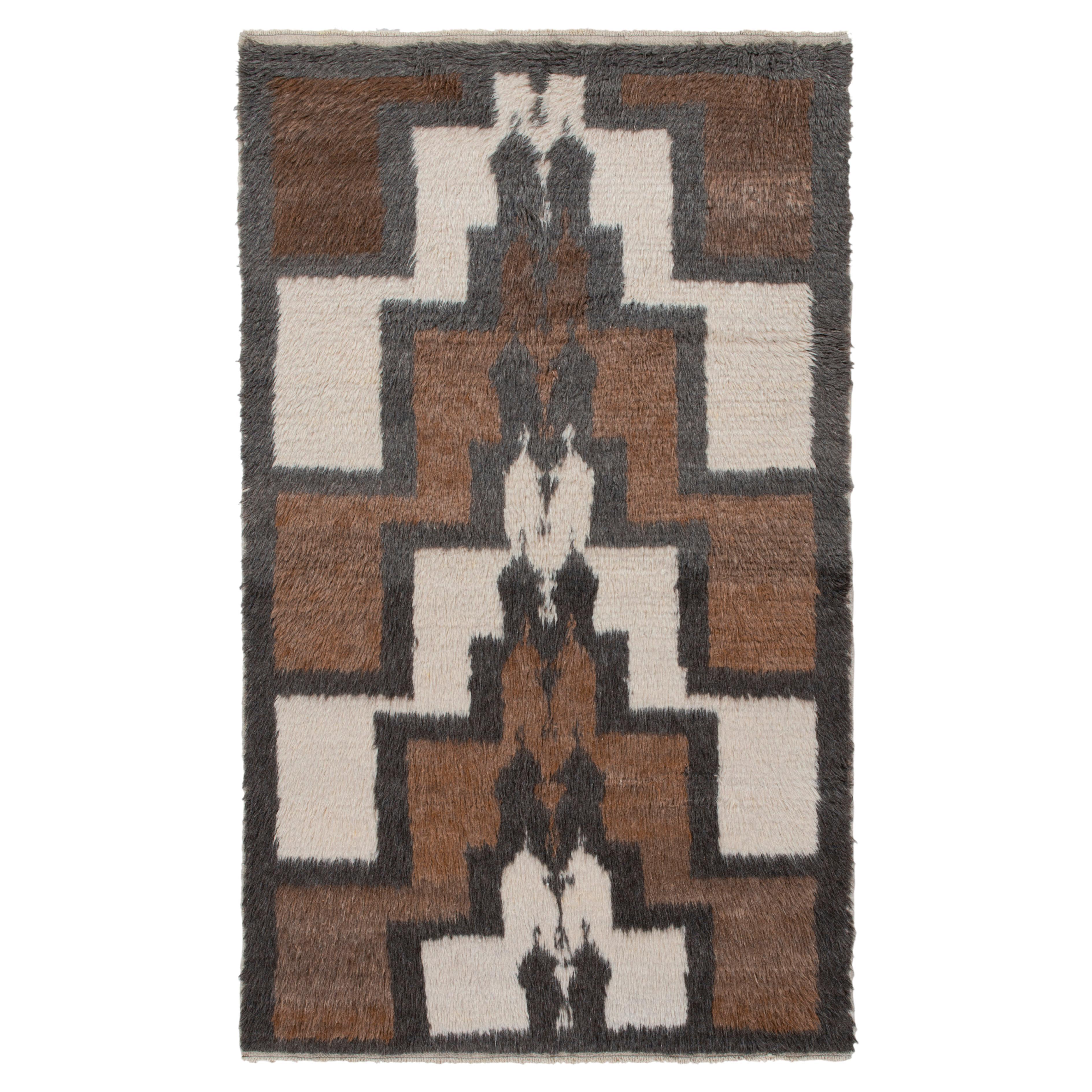 Tapis Tulu à poils longs vintage des années 1950 en marron et gris à motif géométrique par Rug & Kilim