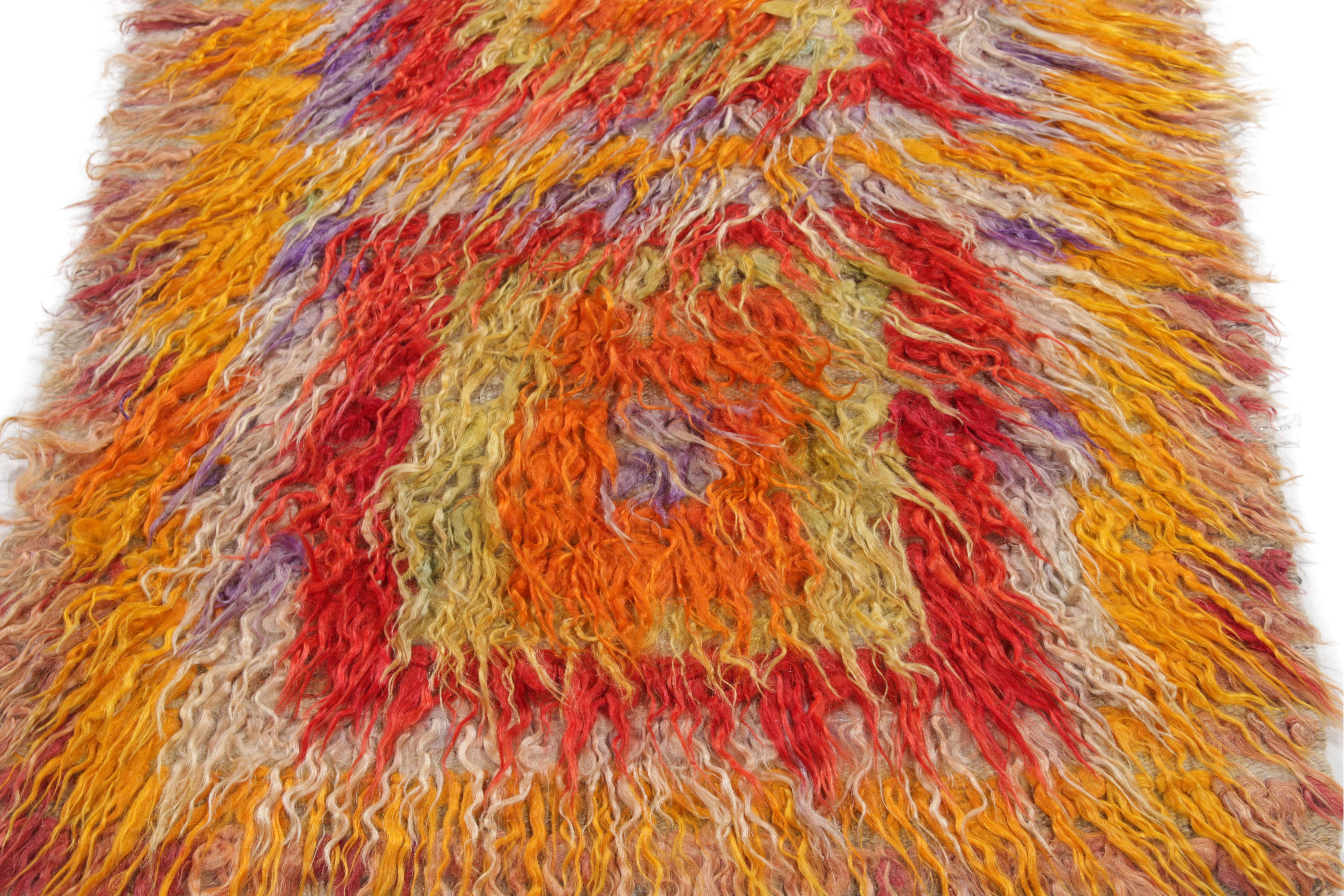 1950er Jahre Vintage Tulu Shag Teppich in Rot, Orange mit geometrischem Muster von Teppich & Kelim (Türkisch) im Angebot