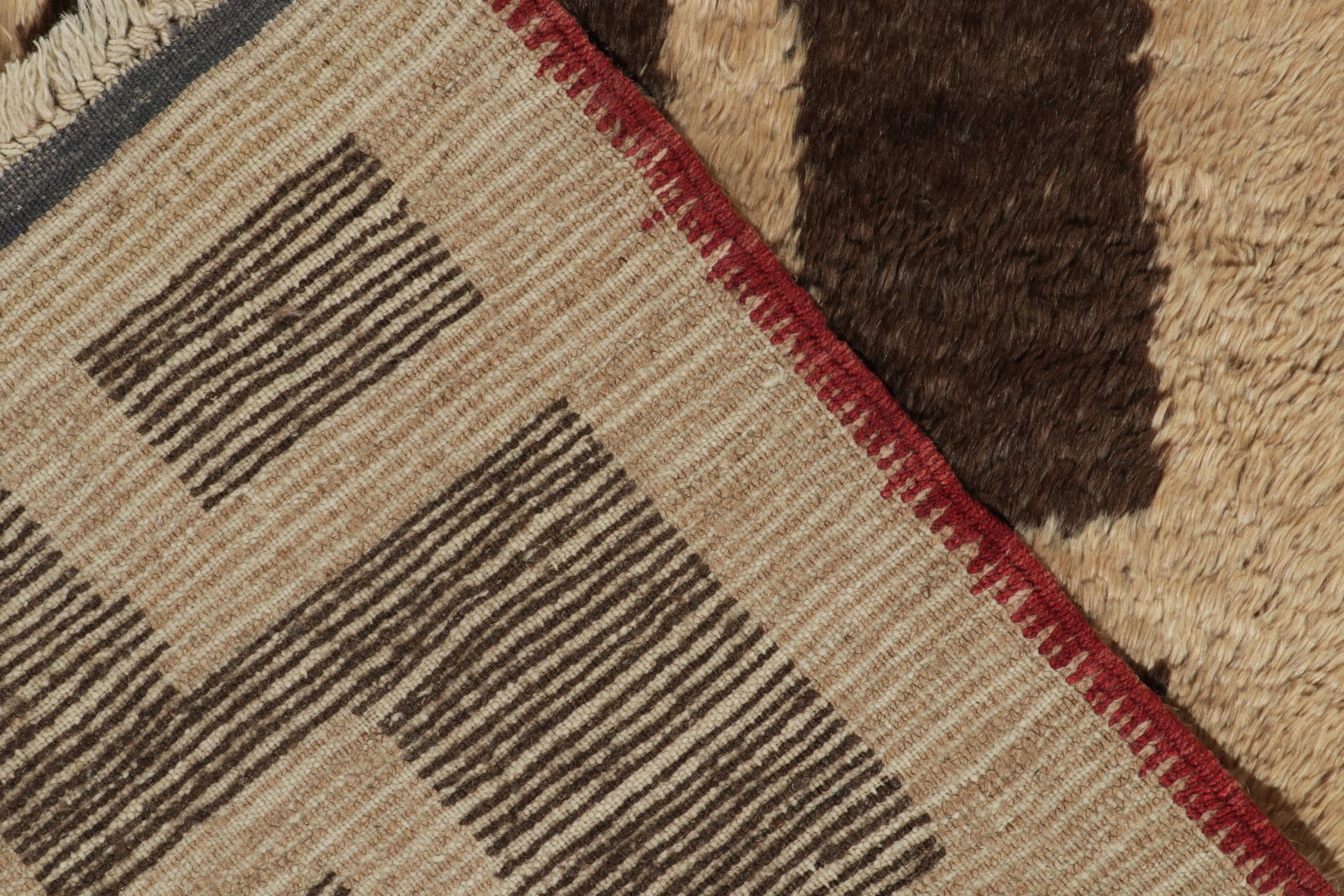 1950er Jahre Vintage Tulu Tribal Teppich in Braun & Beige mit geometrischem Muster von Teppich & Kelim im Zustand „Gut“ im Angebot in Long Island City, NY