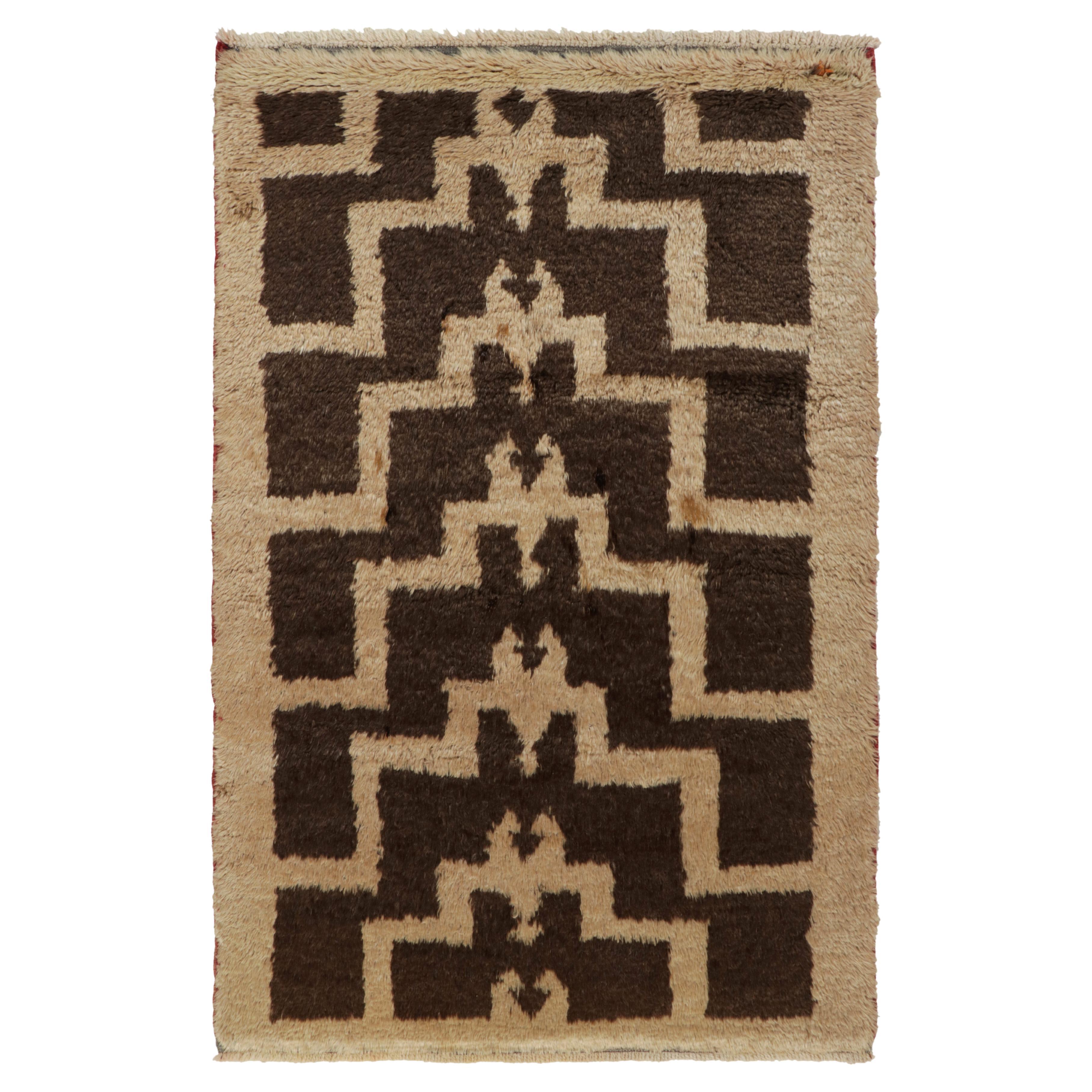 Tappeto tribale Tulu vintage del 1950 con motivo geometrico marrone e beige di Rug & Kilim