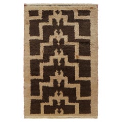 Tapis tribal Tulu vintage des années 1950 à motif géométrique marron et beige de Rug & Kilim
