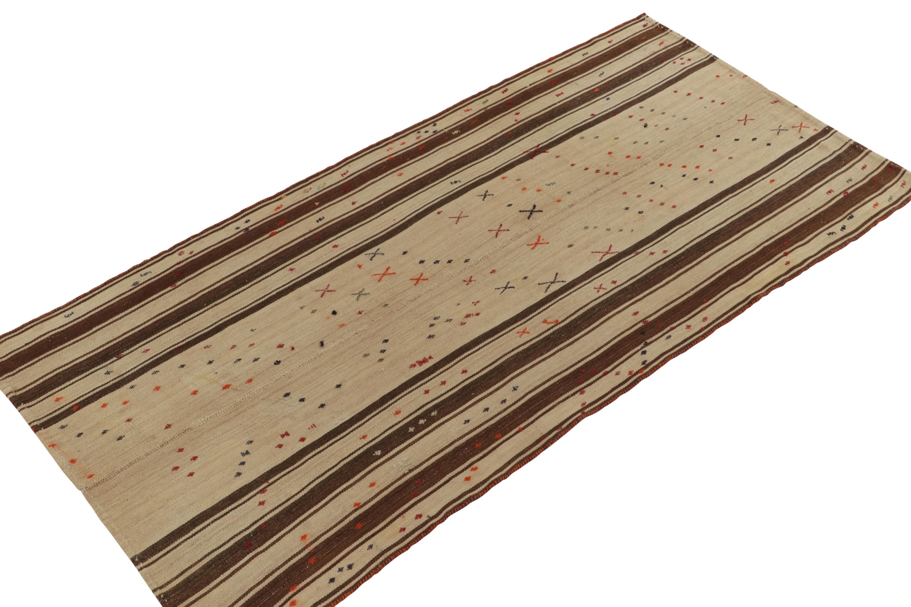 Proveniente dalla Turchia, intorno al 1950-1960, un tappeto kilim 5x5 della metà del secolo scorso entra ora a far parte delle nostre curatele di trame piatte antiche e vintage. Tra le strisce beige-marroni dei bordi verticali, il tappeto presenta