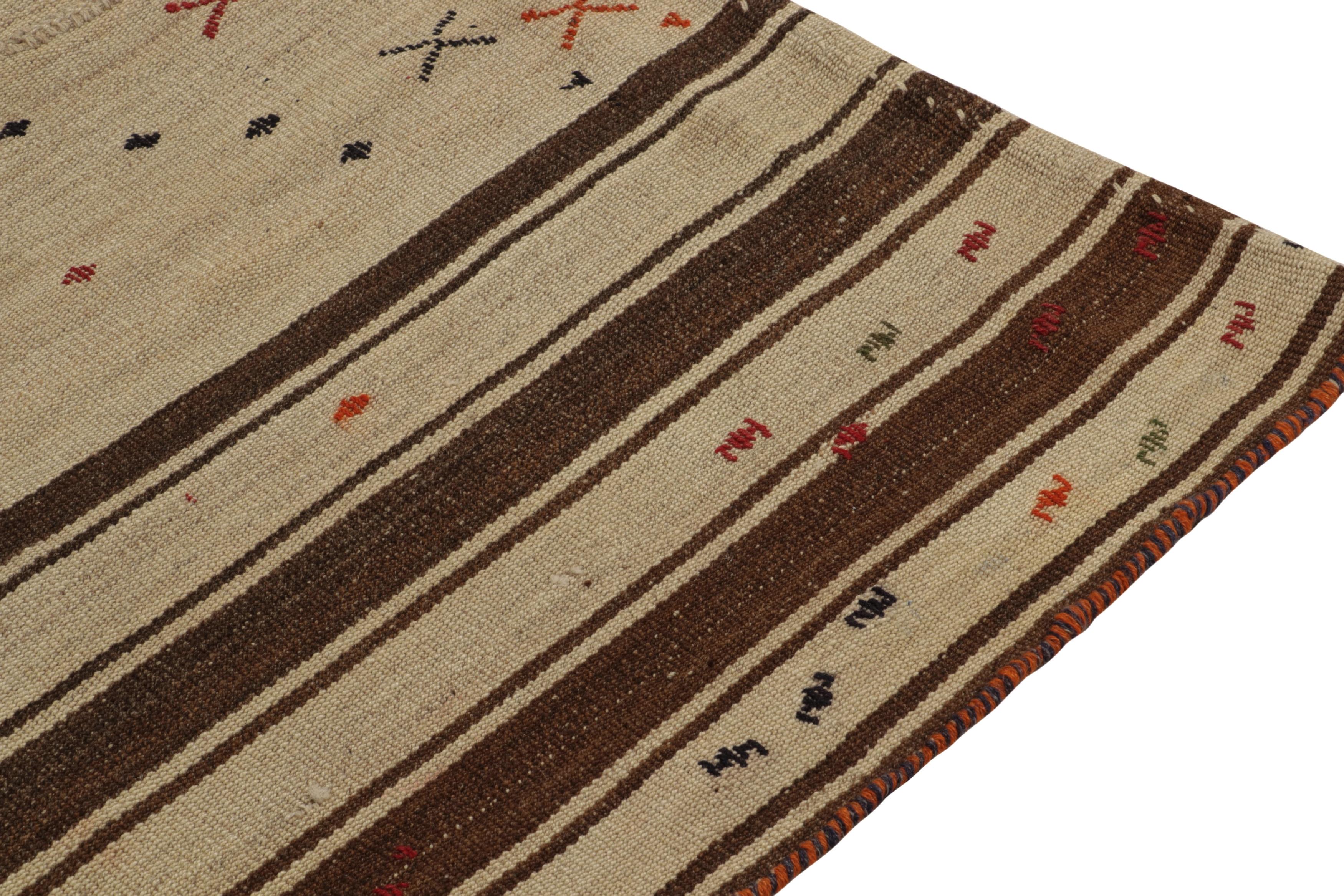 Annodato a mano Tappeto Kilim turco vintage anni '50 con motivi geometrici beige di Rug & Kilim in vendita