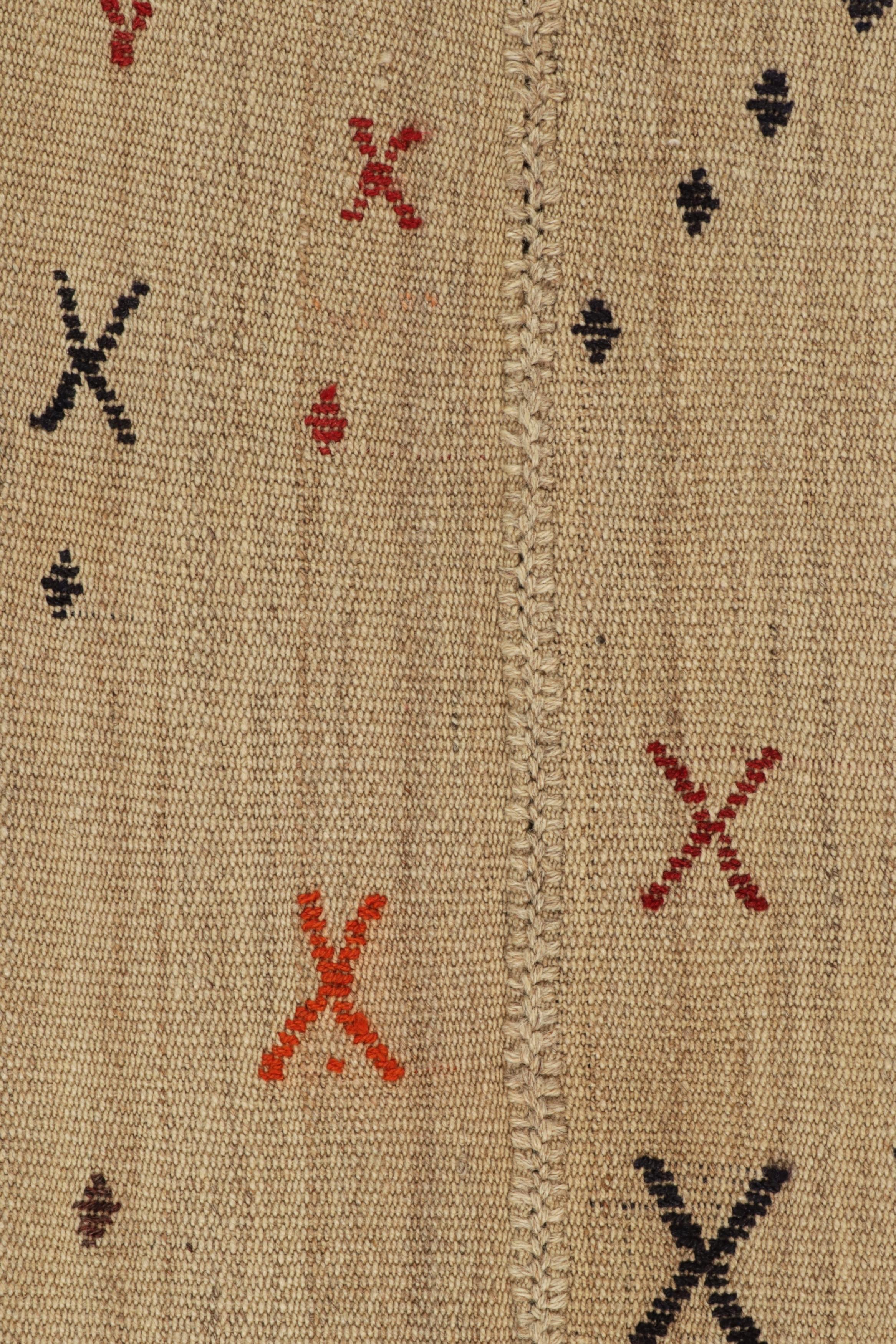 Tappeto Kilim turco vintage anni '50 con motivi geometrici beige di Rug & Kilim In condizioni buone in vendita a Long Island City, NY