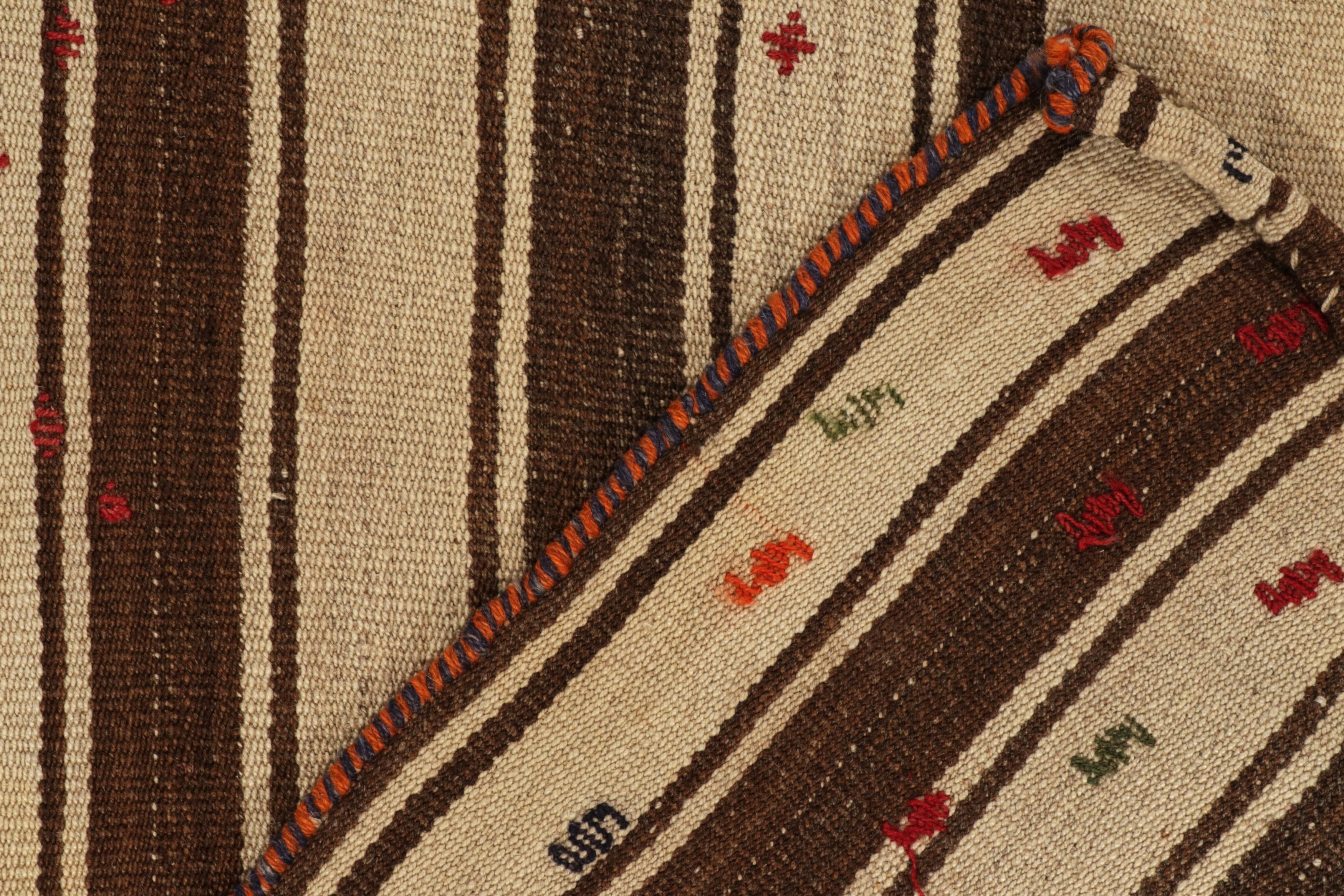 Metà XX secolo Tappeto Kilim turco vintage anni '50 con motivi geometrici beige di Rug & Kilim in vendita