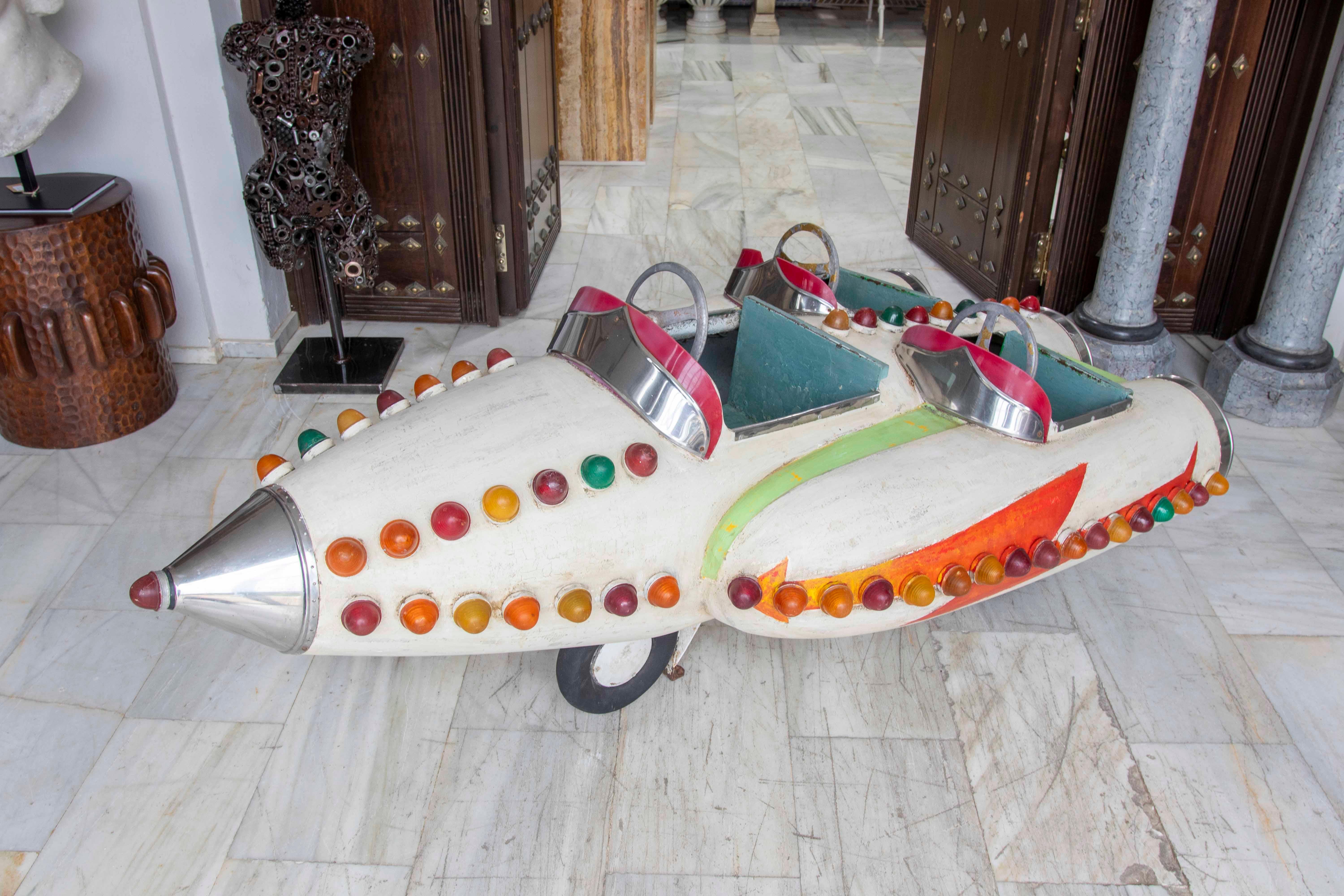1950 Vintage Carrusel de feria de dos plazas Nave espacial Metal en venta