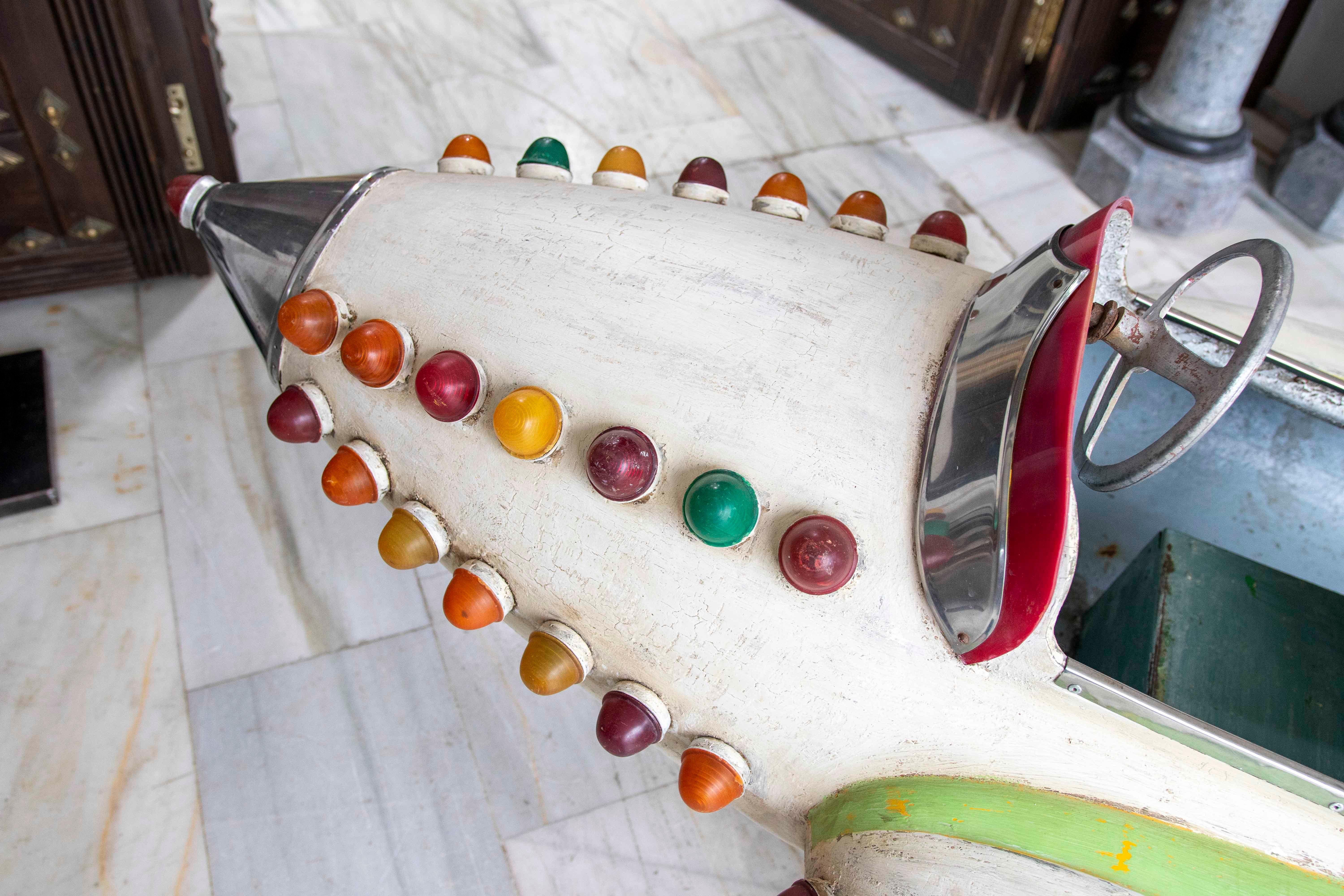 1950 Vintage Carrusel de feria de dos plazas Nave espacial en venta 3