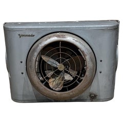 Ventilateur mural électrique de fenêtre gris Vornado des années 1950