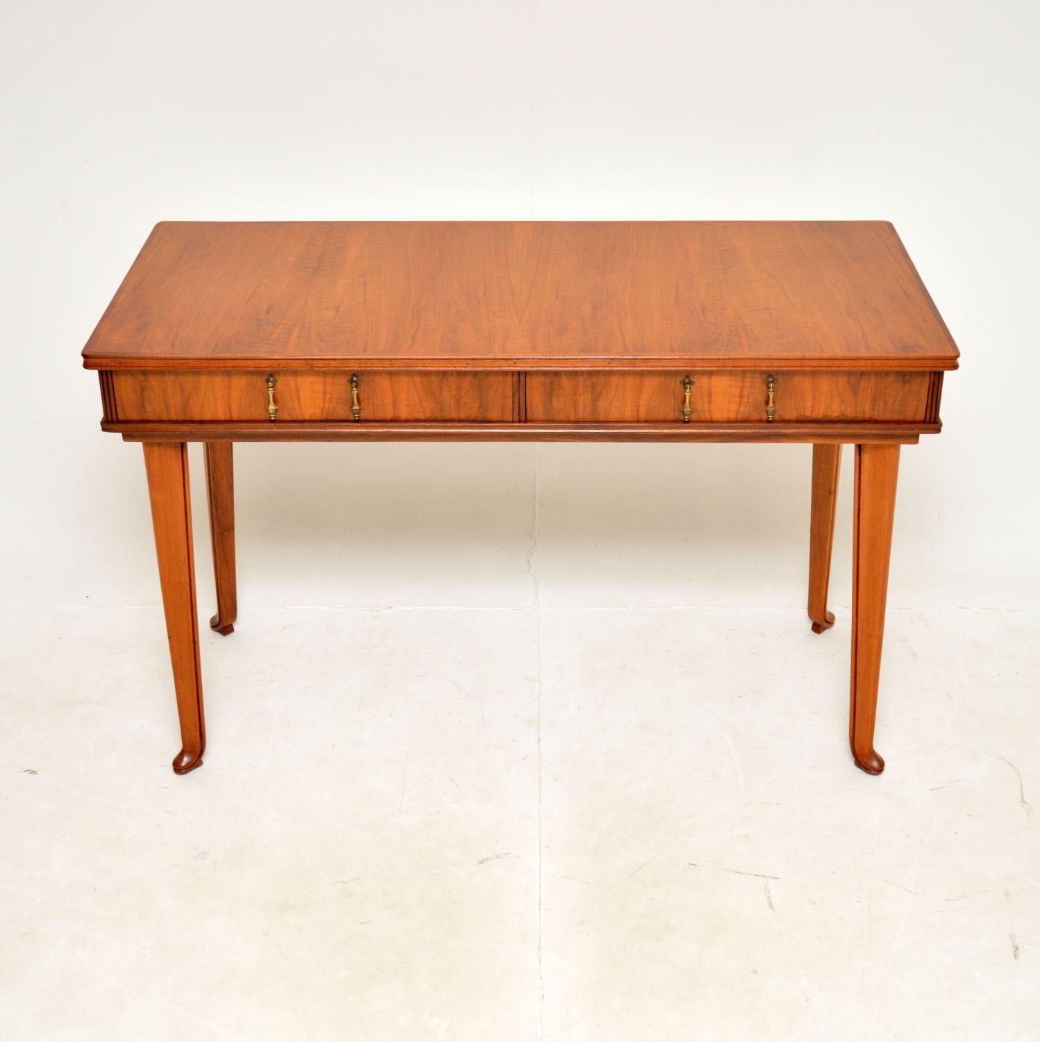 A wonderful vintage walnut desk by the high end cabinet maker Laszlo Hoenig. This was made in England, it dates from the 1950s.

It is of superb quality, with stunning walnut grain patterns and a gorgeous colour tone. The two drawers have beautiful