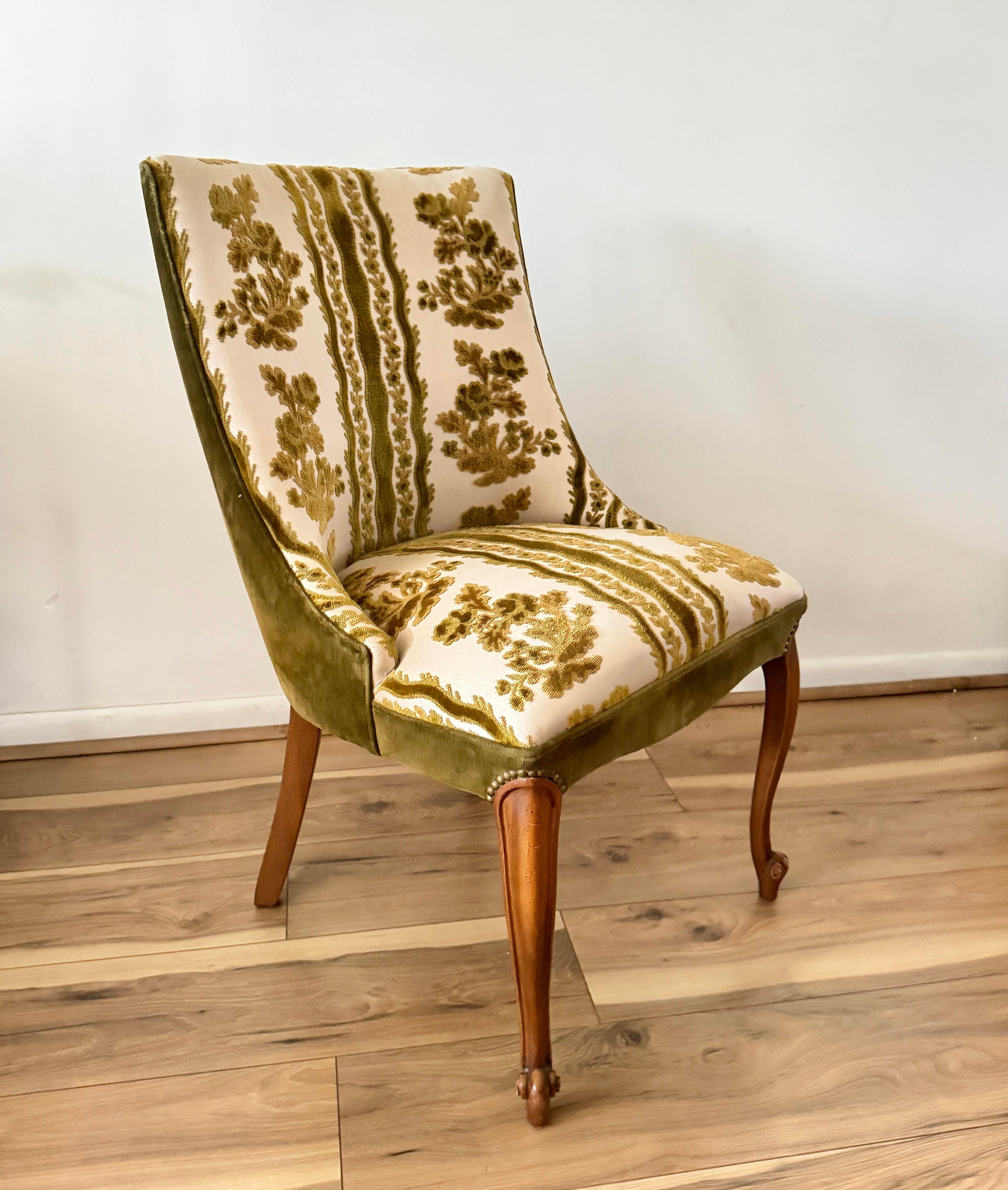 Mid-Century Modern 1950s Vintage Walnut Scoop Back Accent Chair With Cabriole Legs For Sale