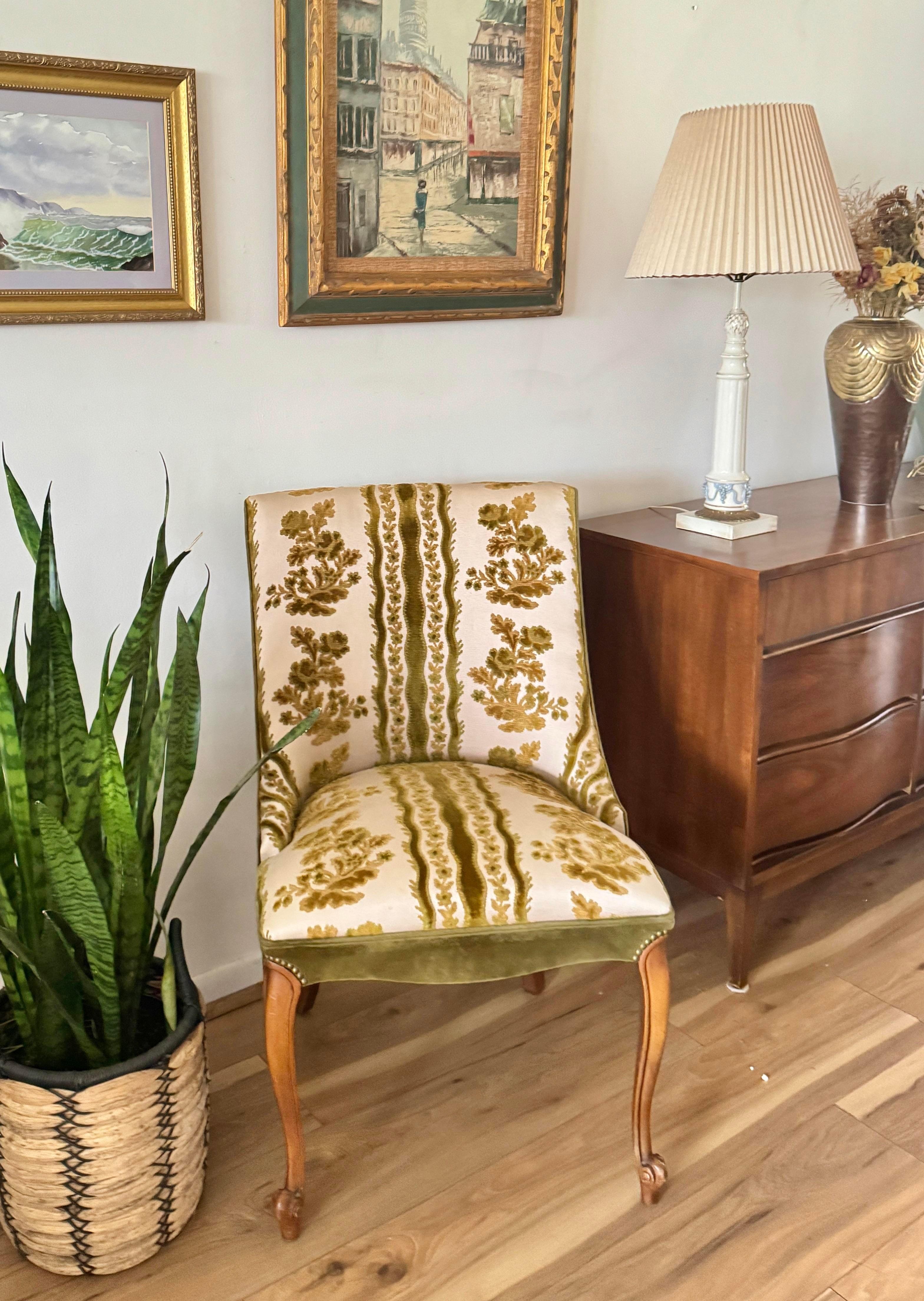 1950s Vintage Walnut Scoop Back Accent Chair With Cabriole Legs In Good Condition For Sale In Elkton, MD