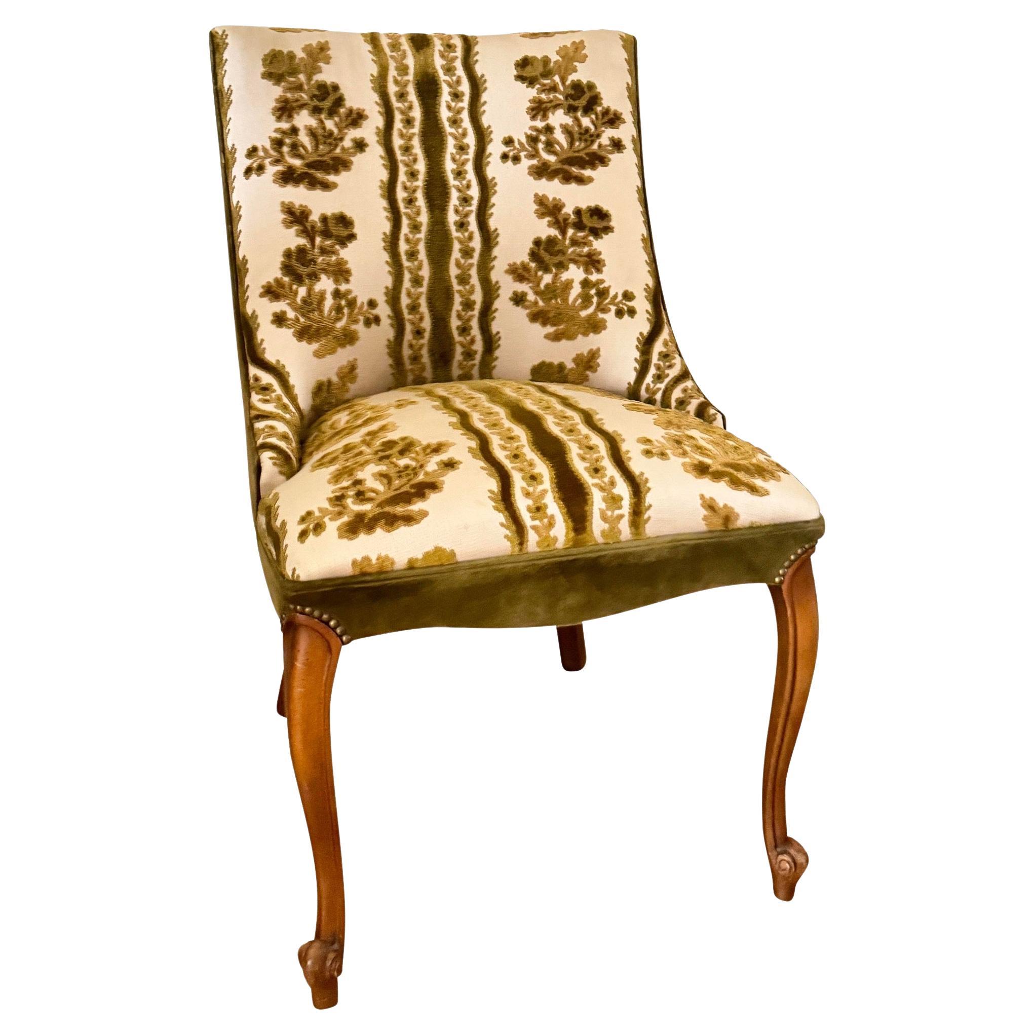 1950s Vintage Walnut Scoop Back Accent Chair With Cabriole Legs For Sale