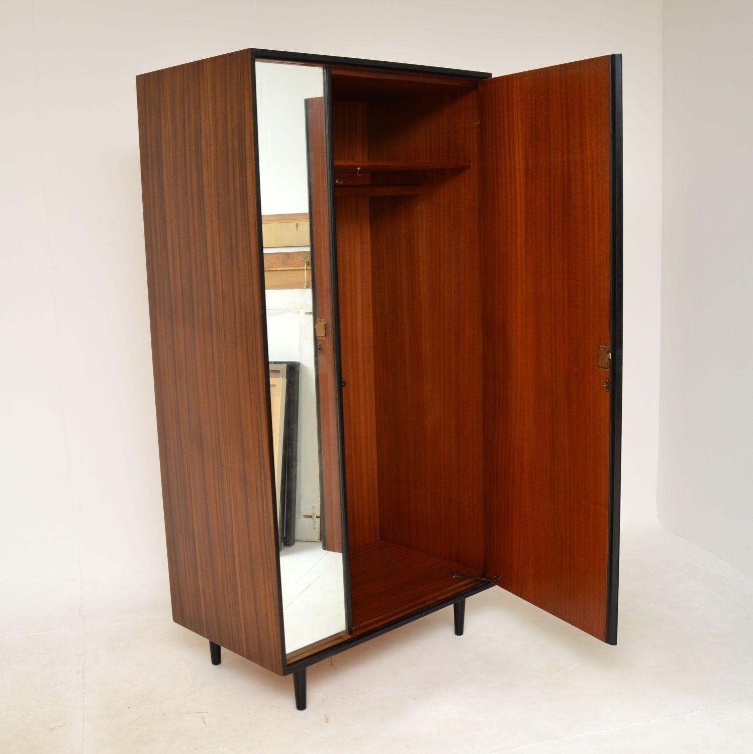 Un armadio vintage in legno di noce di John & Sylvia Reid per Stag, dal design splendido e di ottima fattura. Questo modello è stato prodotto in Inghilterra e risale agli anni 1950-60.

È stato progettato da John & Sylvia Reids per la gamma di