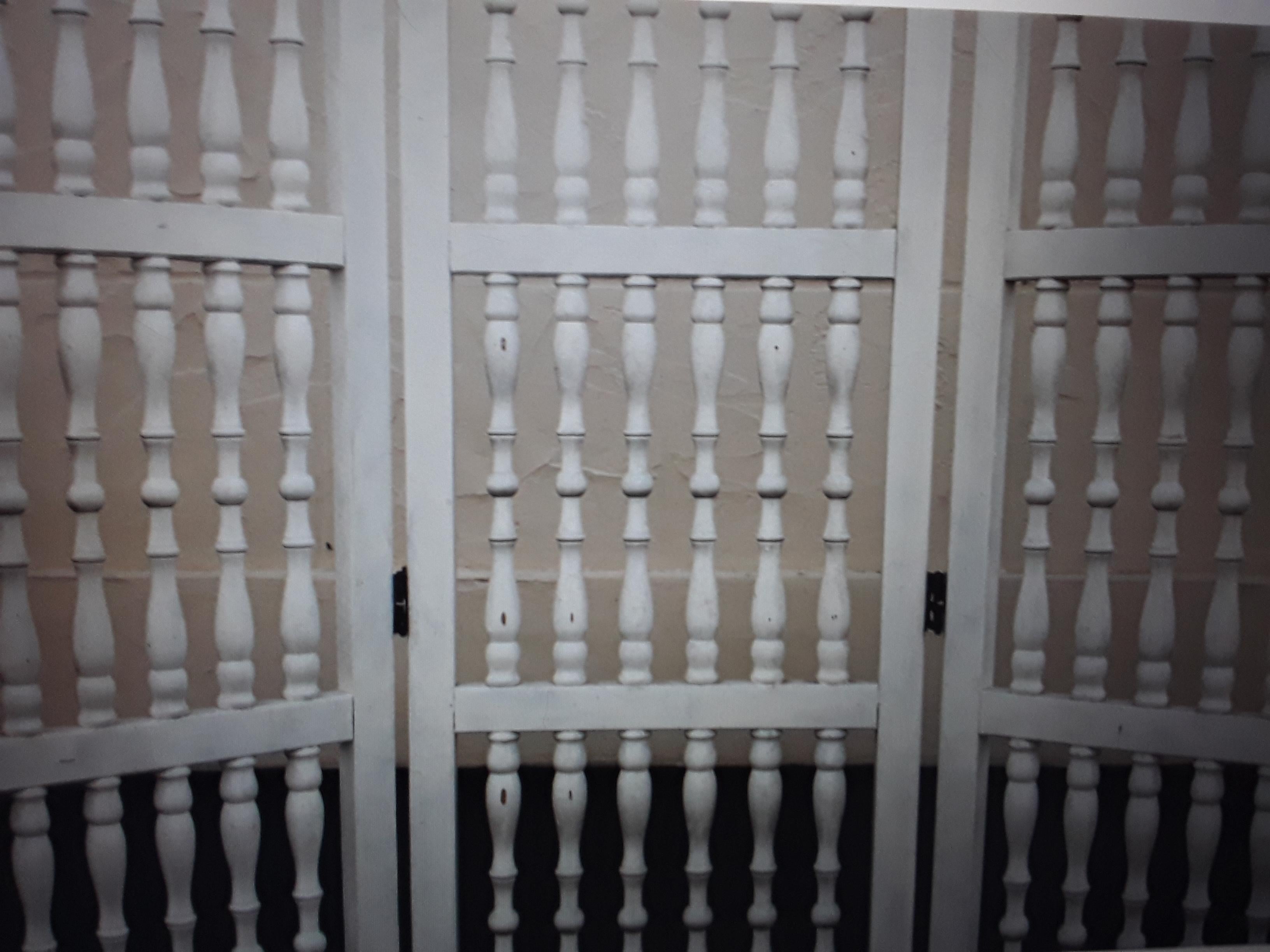 American 1950's Vintage White Turned Wood Room Divider Screen  For Sale