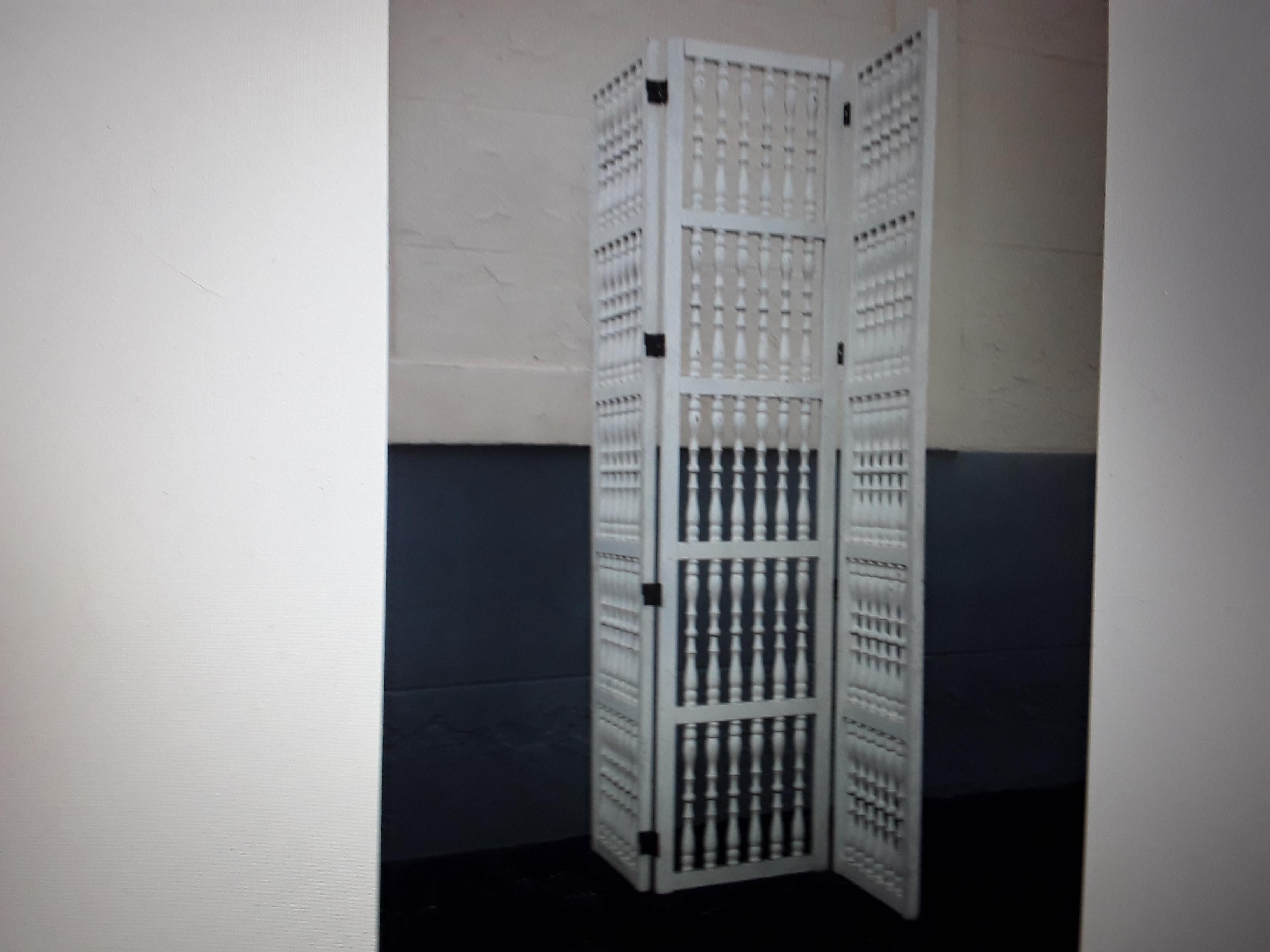 1950's Vintage White Turned Wood Room Divider Screen  In Good Condition For Sale In Opa Locka, FL