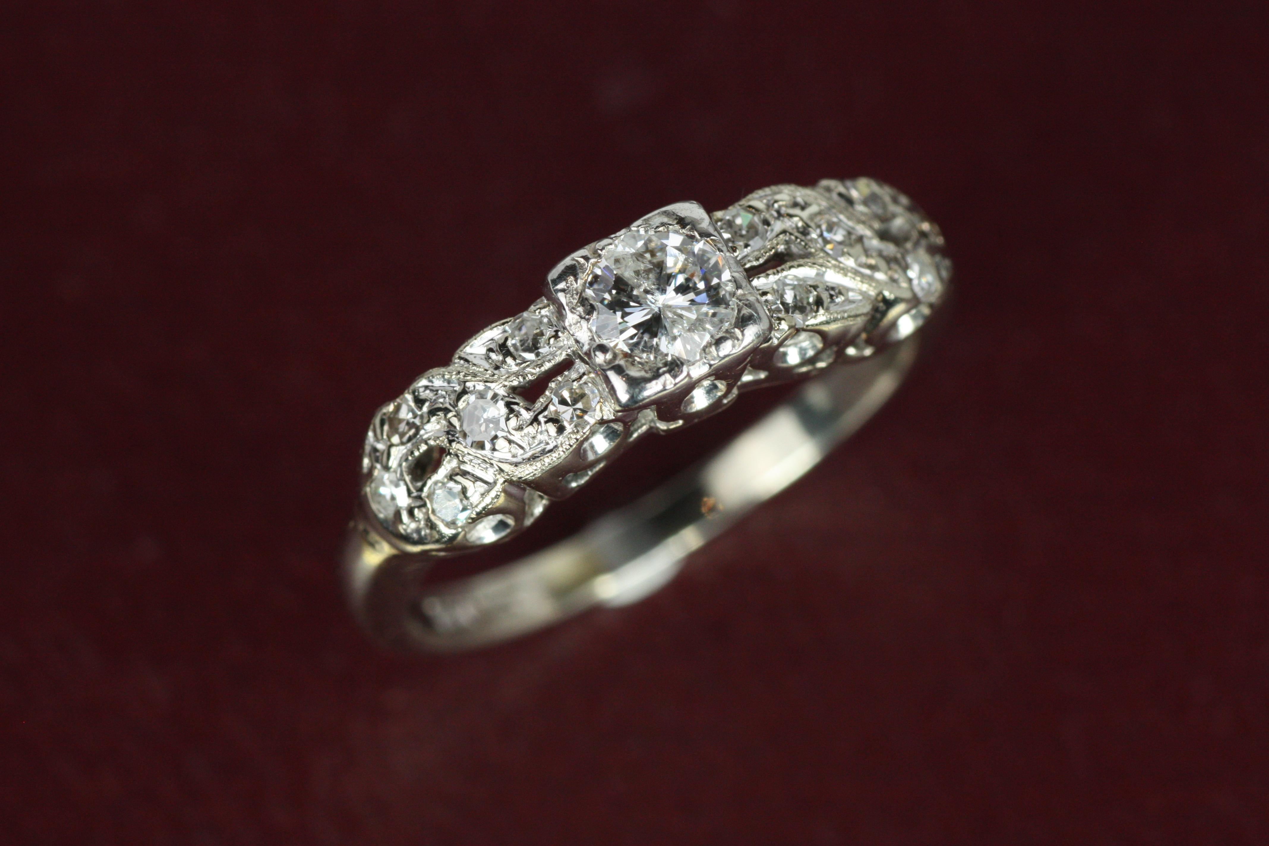 Anello di fidanzamento con diamante intrecciato vintage degli anni '50 - design a fascia elicoidale in oro bianco 14K In condizioni buone in vendita a Santa Monica, CA