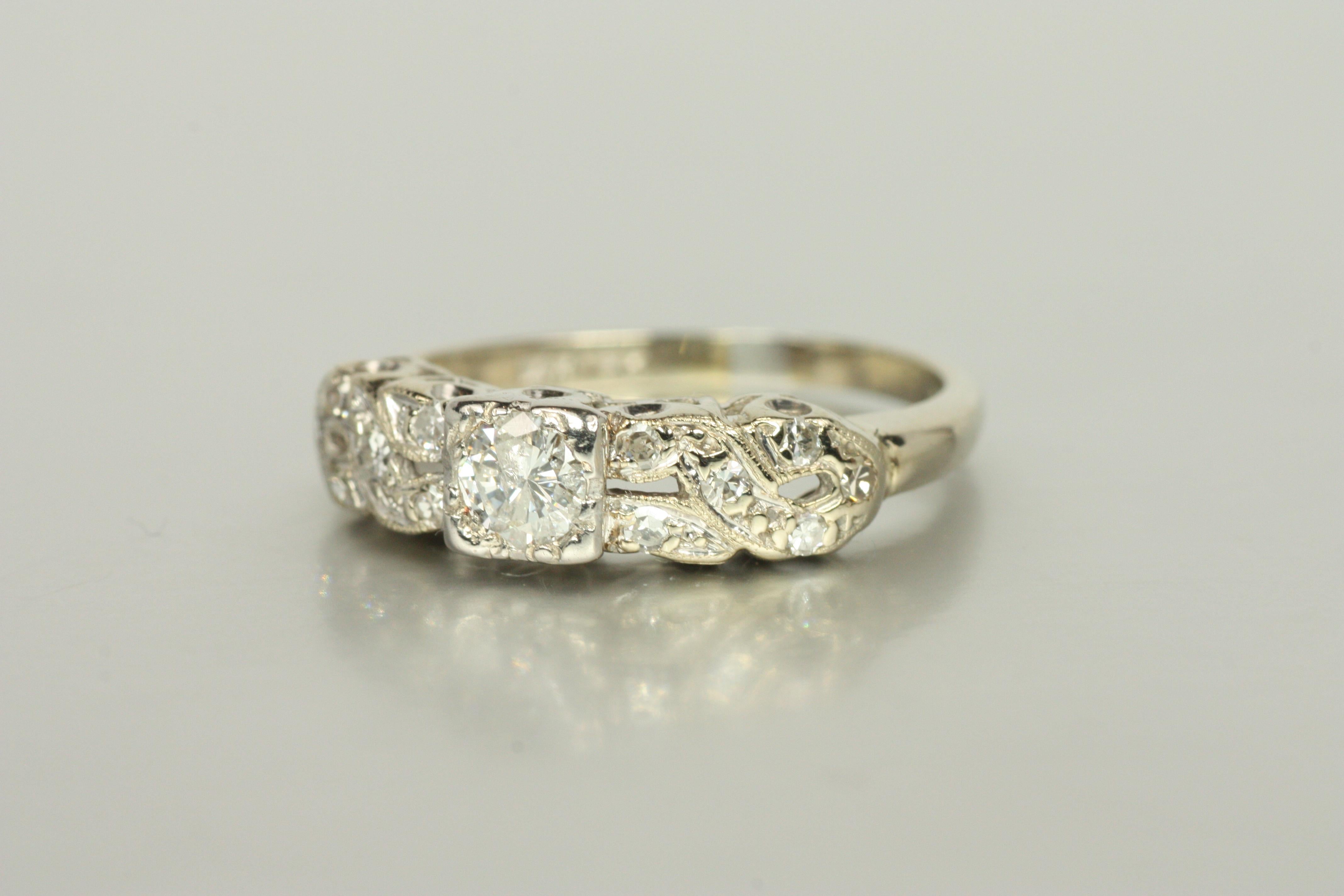 Donna Anello di fidanzamento con diamante intrecciato vintage degli anni '50 - design a fascia elicoidale in oro bianco 14K in vendita