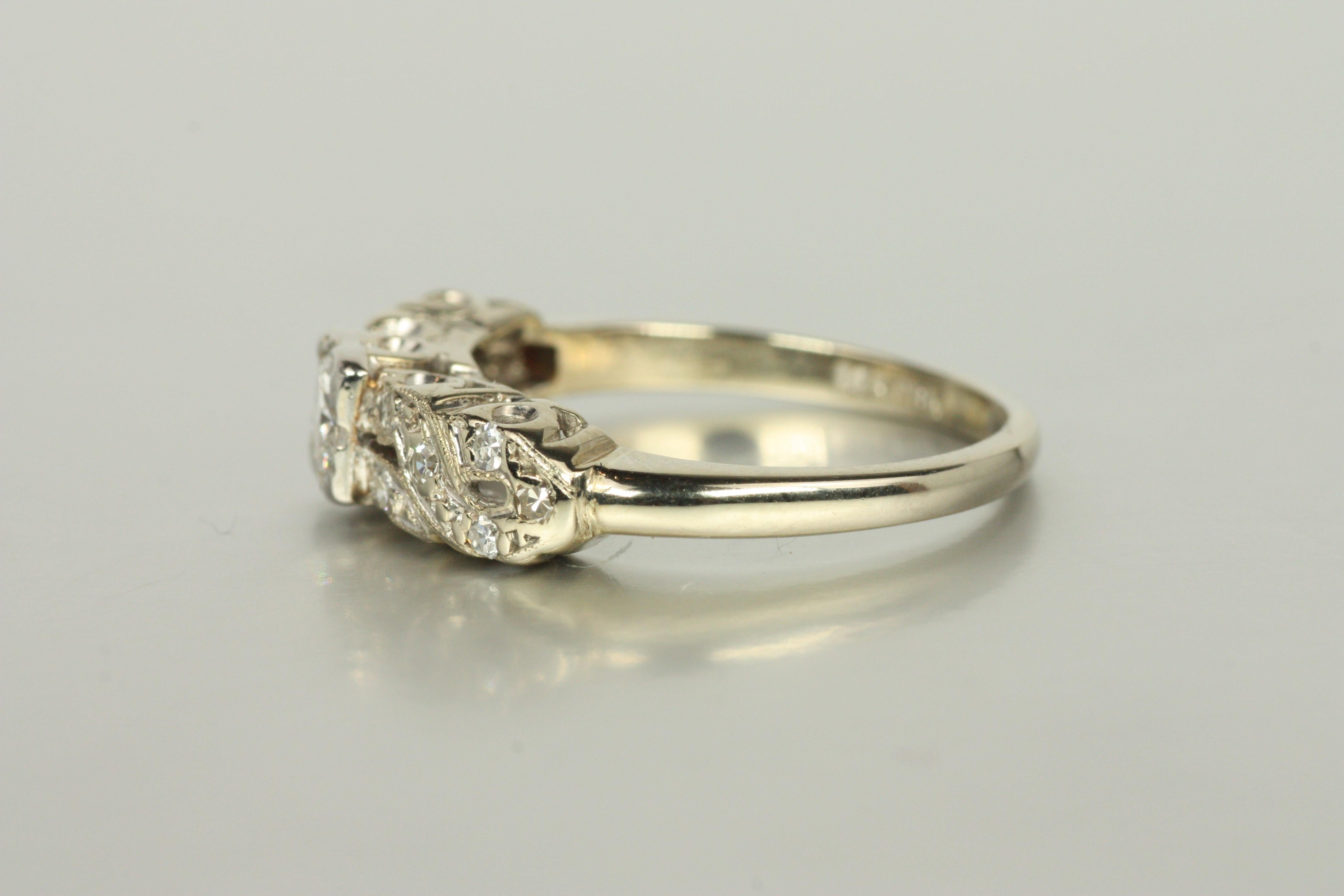 Anello di fidanzamento con diamante intrecciato vintage degli anni '50 - design a fascia elicoidale in oro bianco 14K in vendita 1