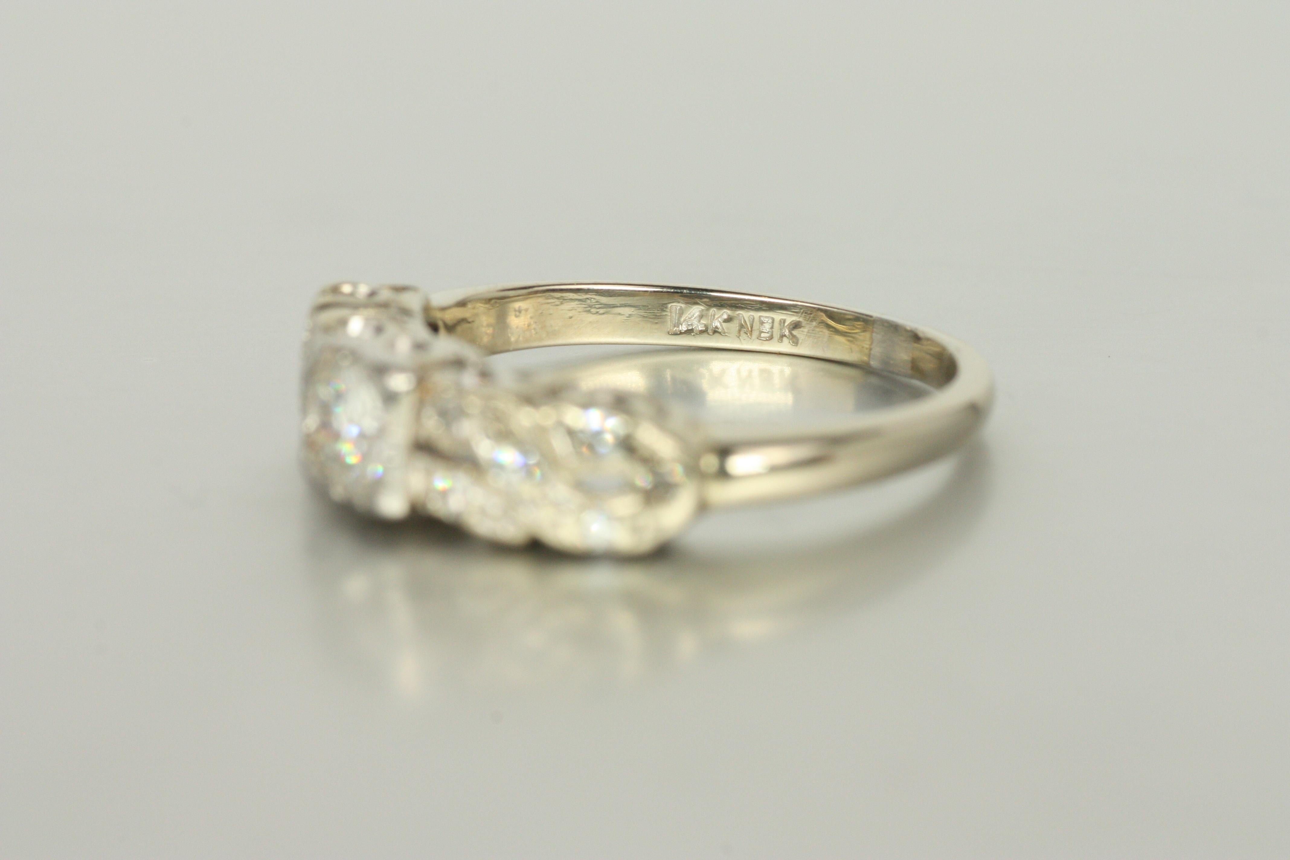 Anello di fidanzamento con diamante intrecciato vintage degli anni '50 - design a fascia elicoidale in oro bianco 14K in vendita 3