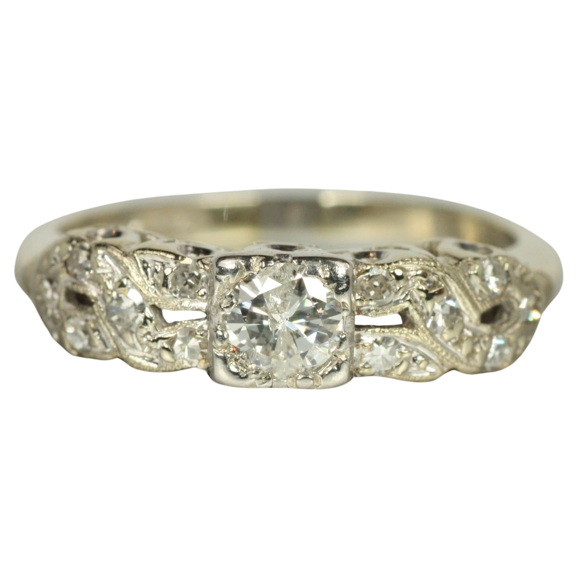 Anello di fidanzamento con diamante intrecciato vintage degli anni '50 - design a fascia elicoidale in oro bianco 14K in vendita