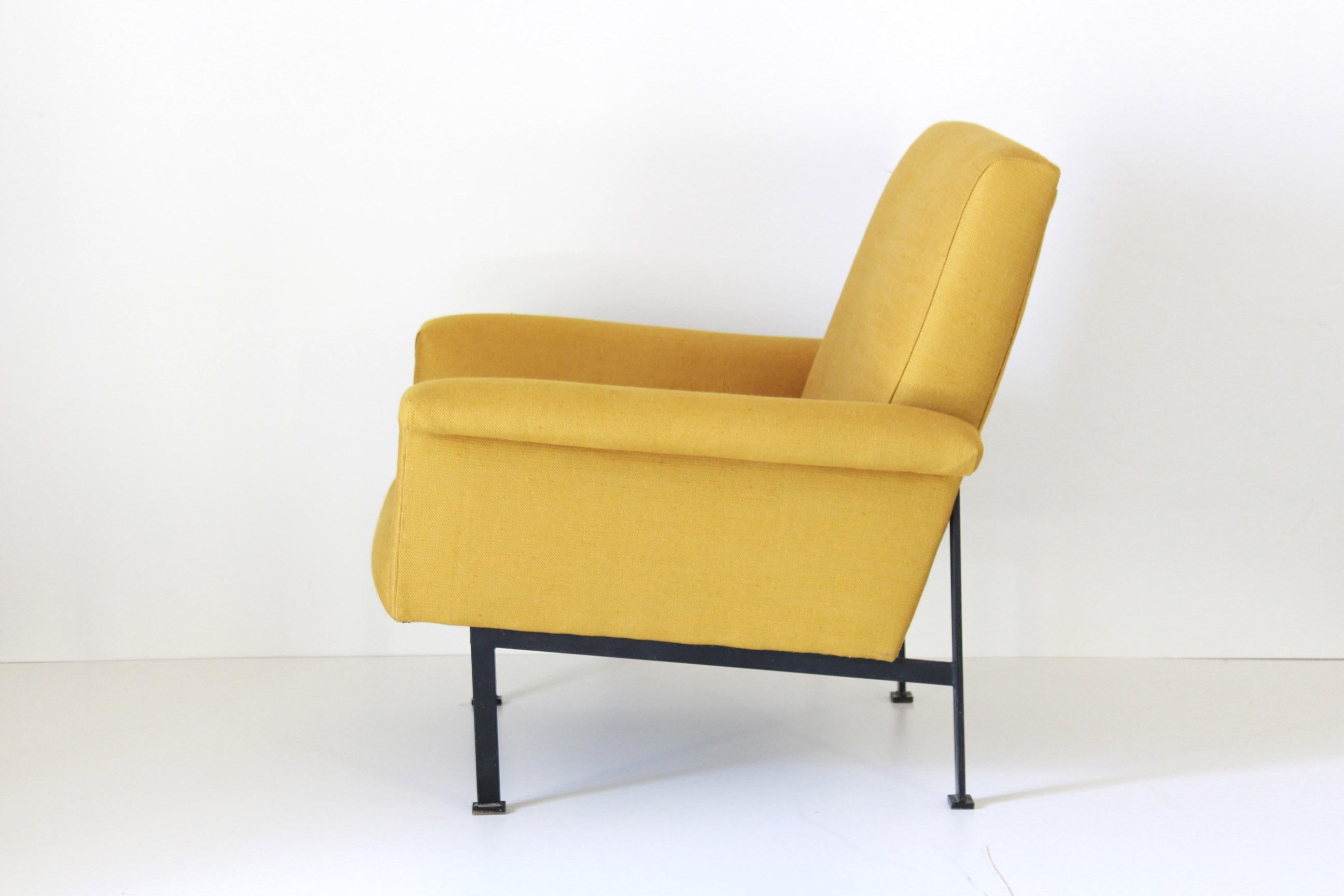 Mid-Century Modern Vintage yellow Armchair, Italy 1950s For Sale