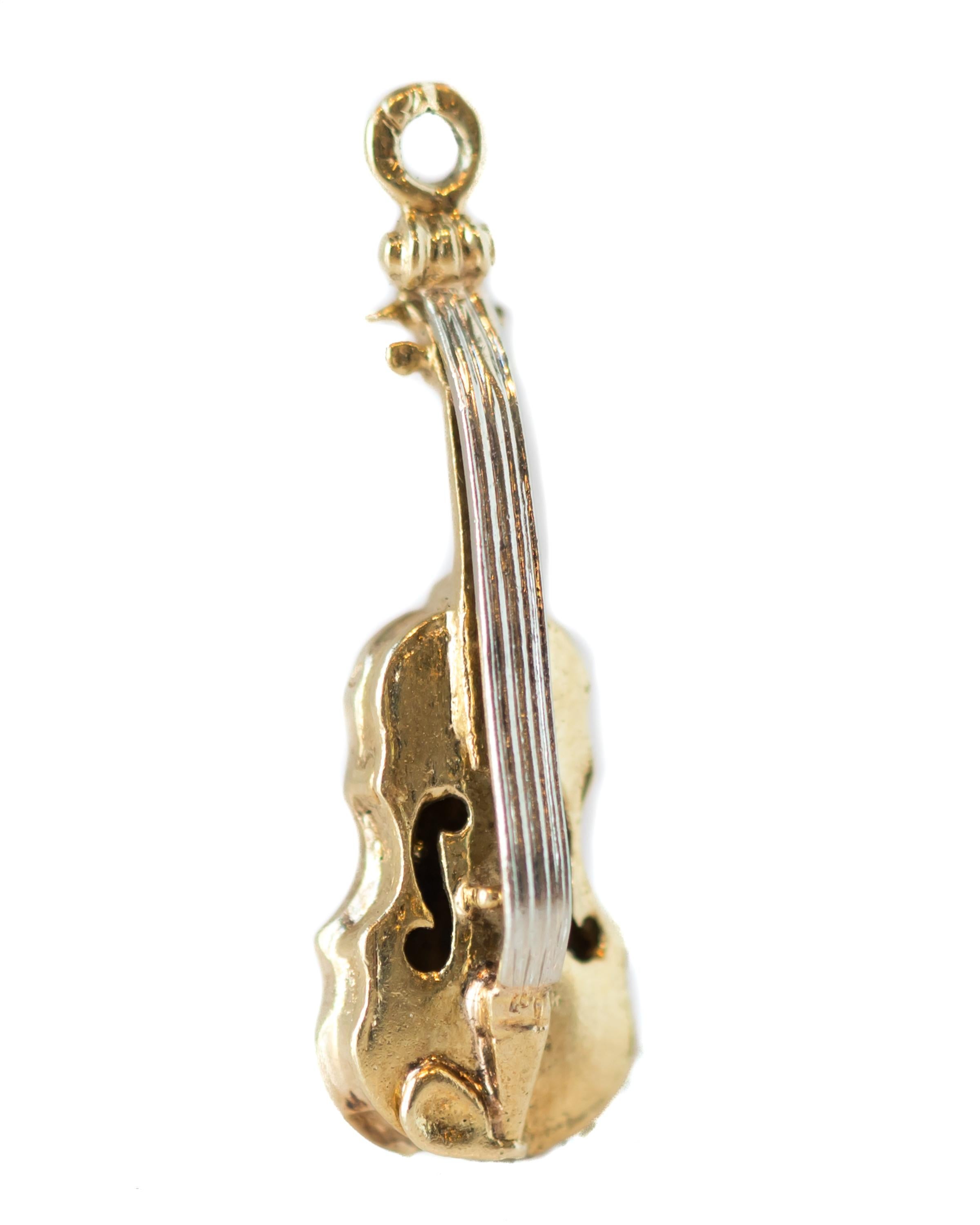 Rétro Breloque de violon en or jaune 14 carats des années 1950 en vente