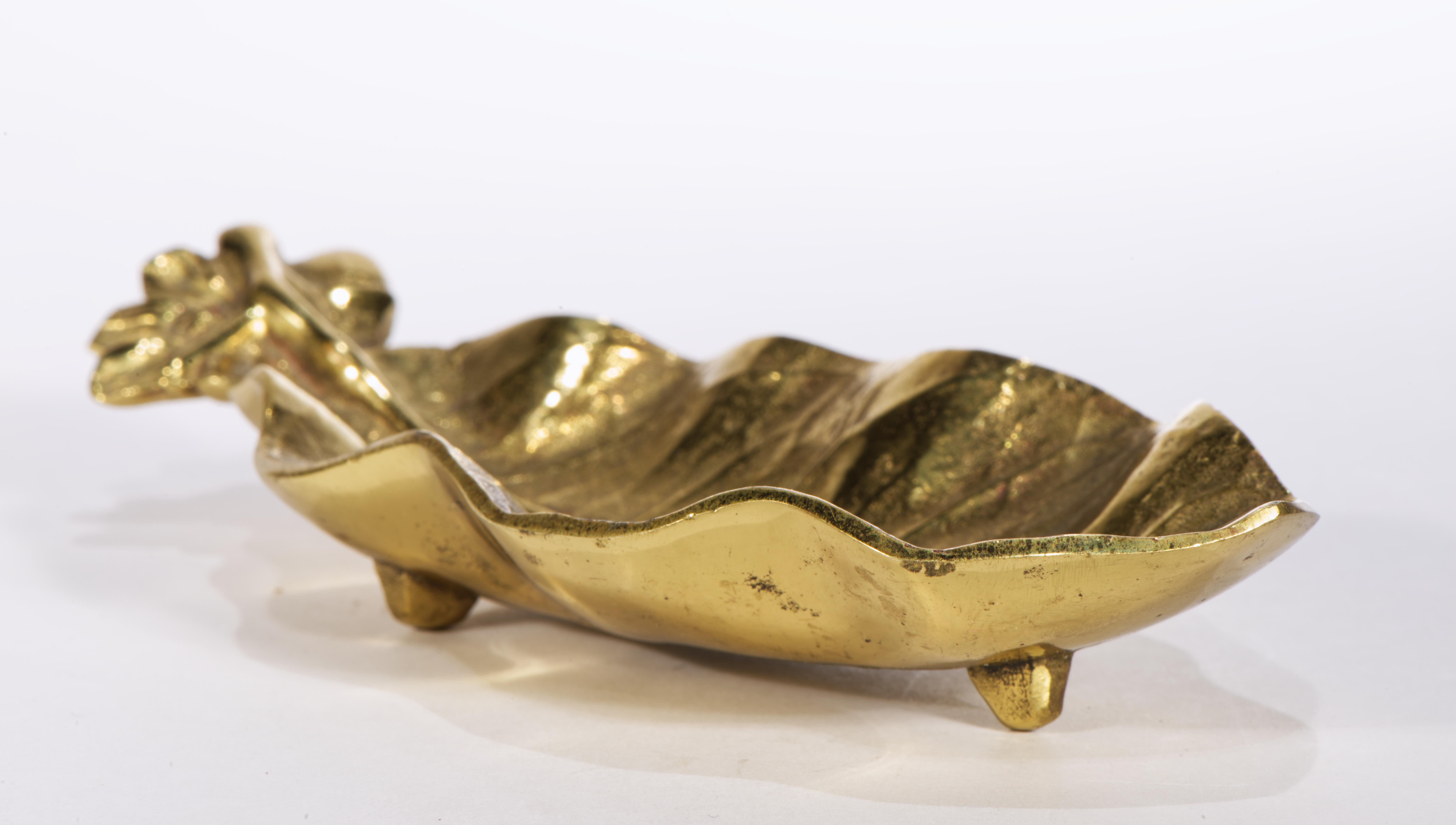 Die charmante blattförmige Skulptur aus massivem Messing gehört zu einer Serie botanischer Blattskulpturen, die von Oskar Hansen entworfen und von der Firma The Virginia Metalcrafters kommerziell hergestellt wurden. Die Blattskulpturen der Serie