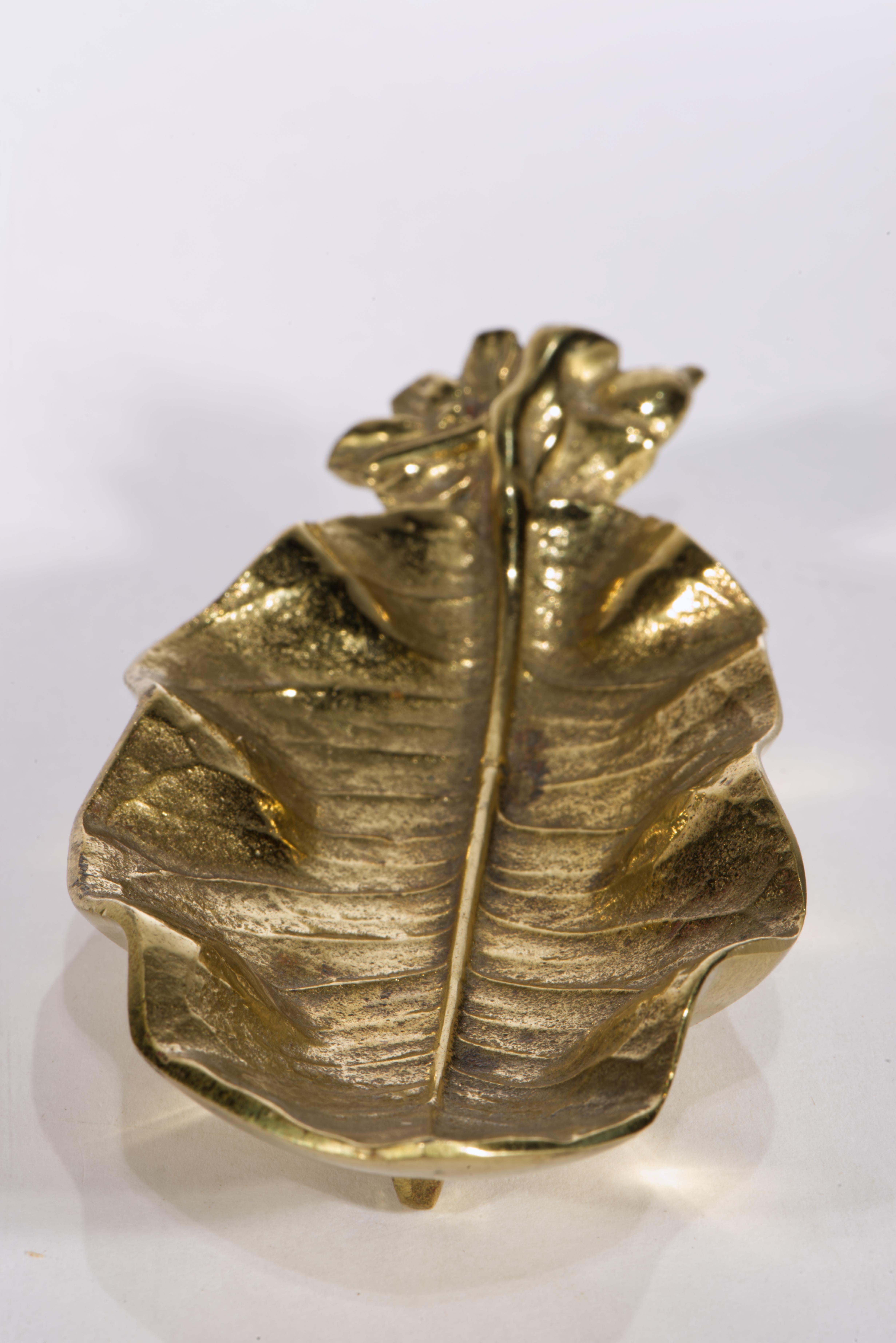 1950er Virginia Metalcrafters Zitronenblatt-Skulptur-Tablett aus Messing (Moderne der Mitte des Jahrhunderts) im Angebot