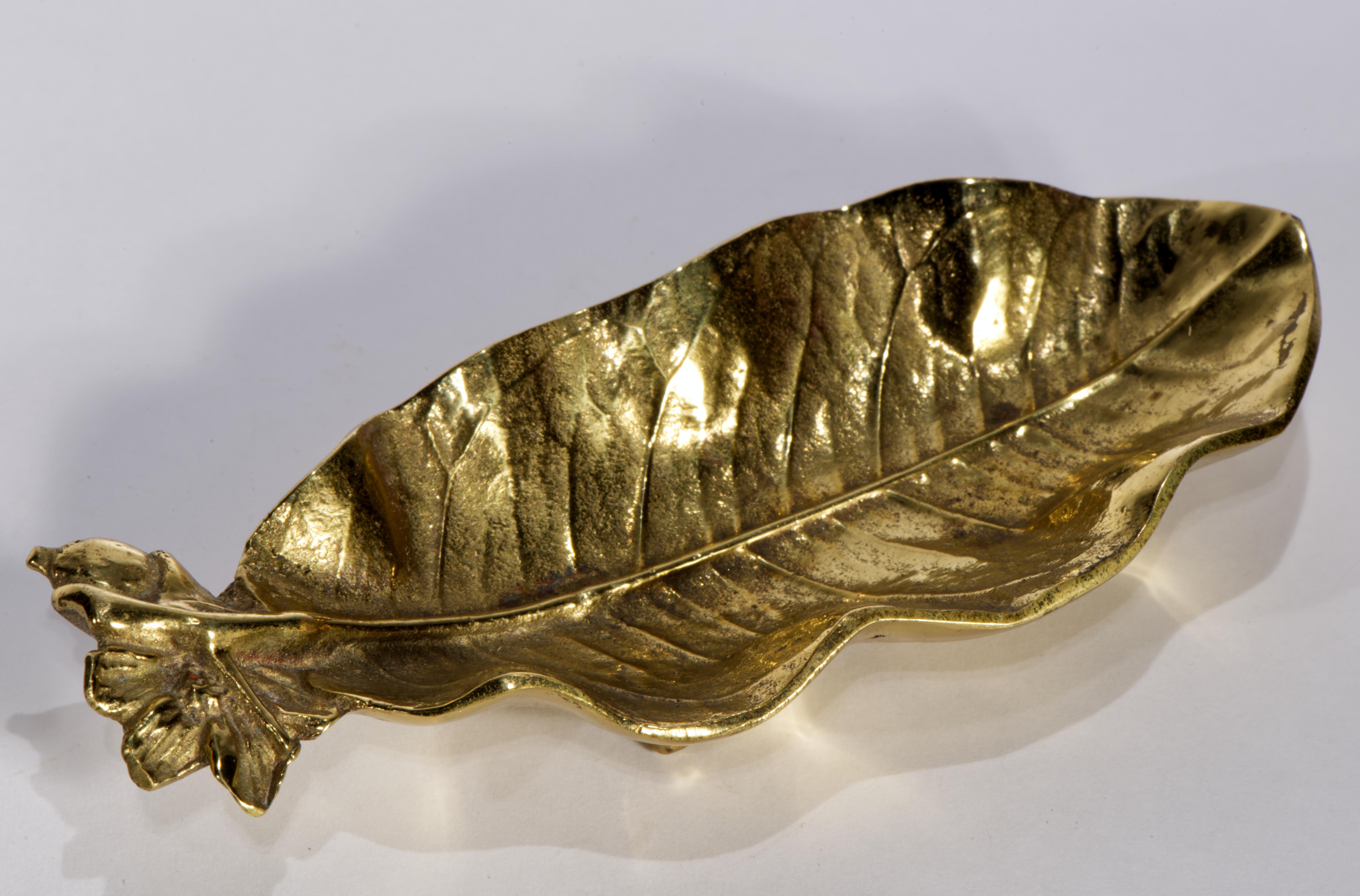 1950er Virginia Metalcrafters Zitronenblatt-Skulptur-Tablett aus Messing (20. Jahrhundert) im Angebot