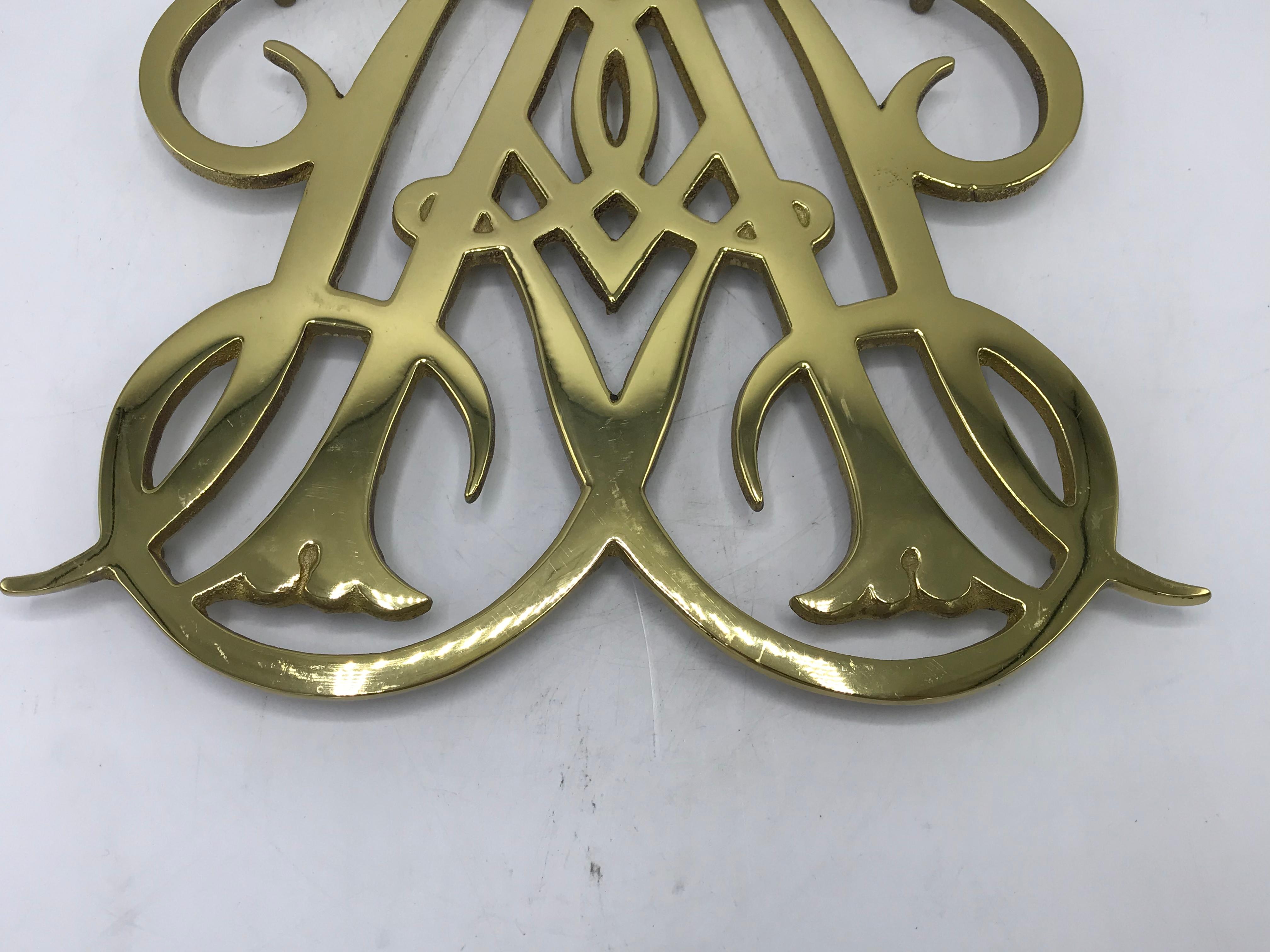American Colonial 1950s Virginia Metalcrafters Brass Queen Ann Cypher Williamsburg Trivet For Sale